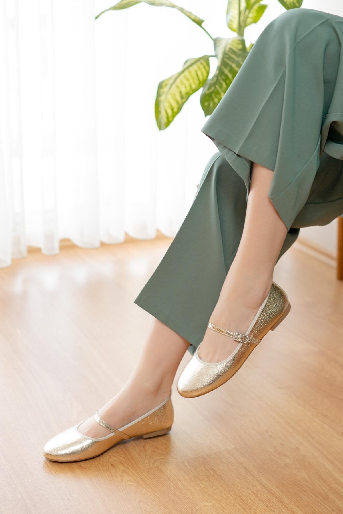 Armi Gold Kırışık Rugan Taşlı Baretli ( 1 cm Topuklu ) Yuvarlık Burun Babet