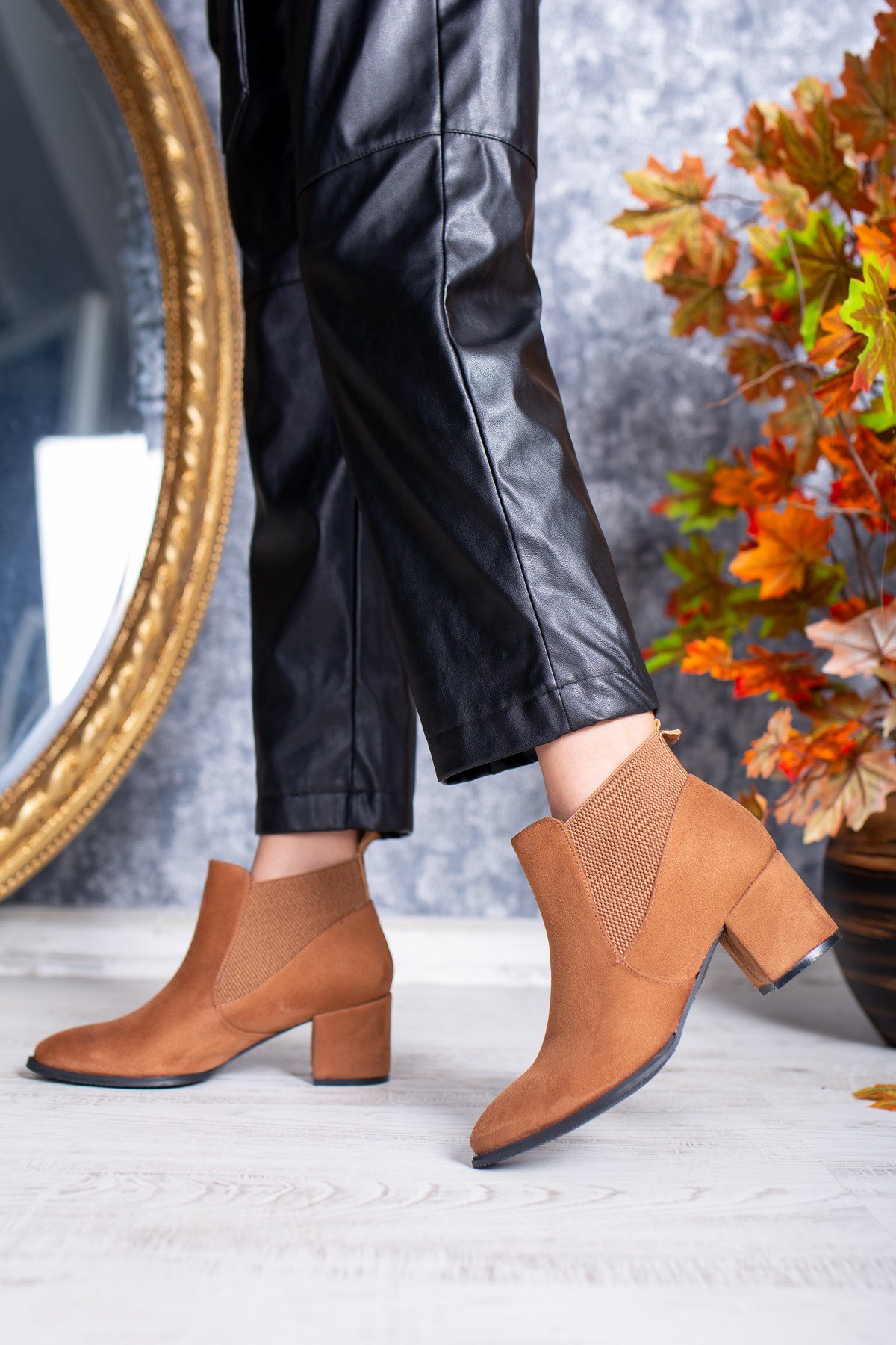 Cathi  Süet Yanı Lastikli Sivri Burunlu Kısa Günlük Bot