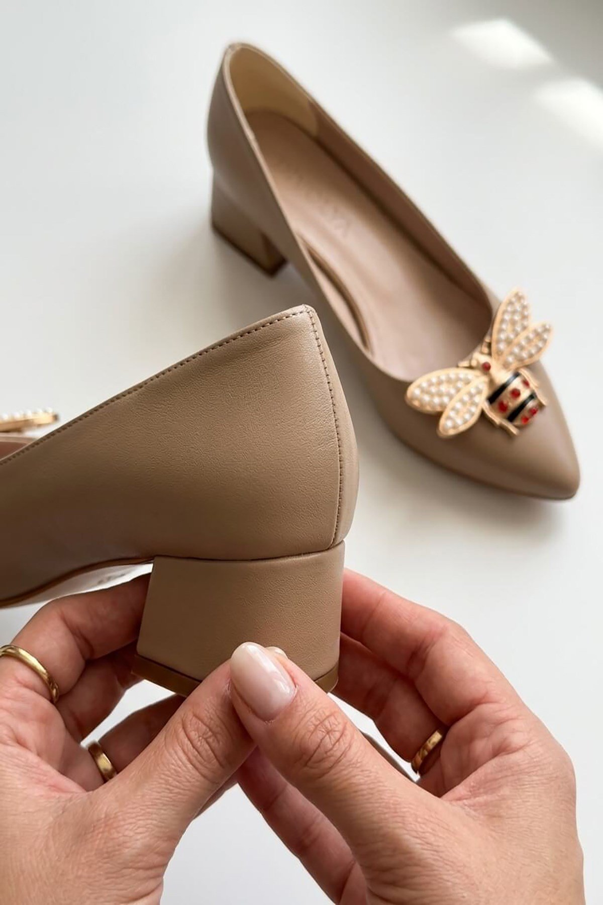 Honeybee Nude Arı Tokalı (4 cm) Sivri Burun Topuklu Ayakkabı