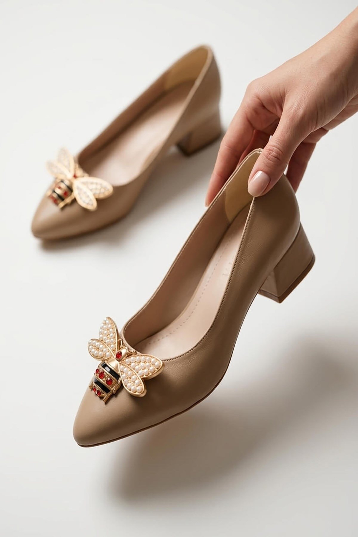 Honeybee Nude Arı Tokalı (4 cm) Sivri Burun Topuklu Ayakkabı