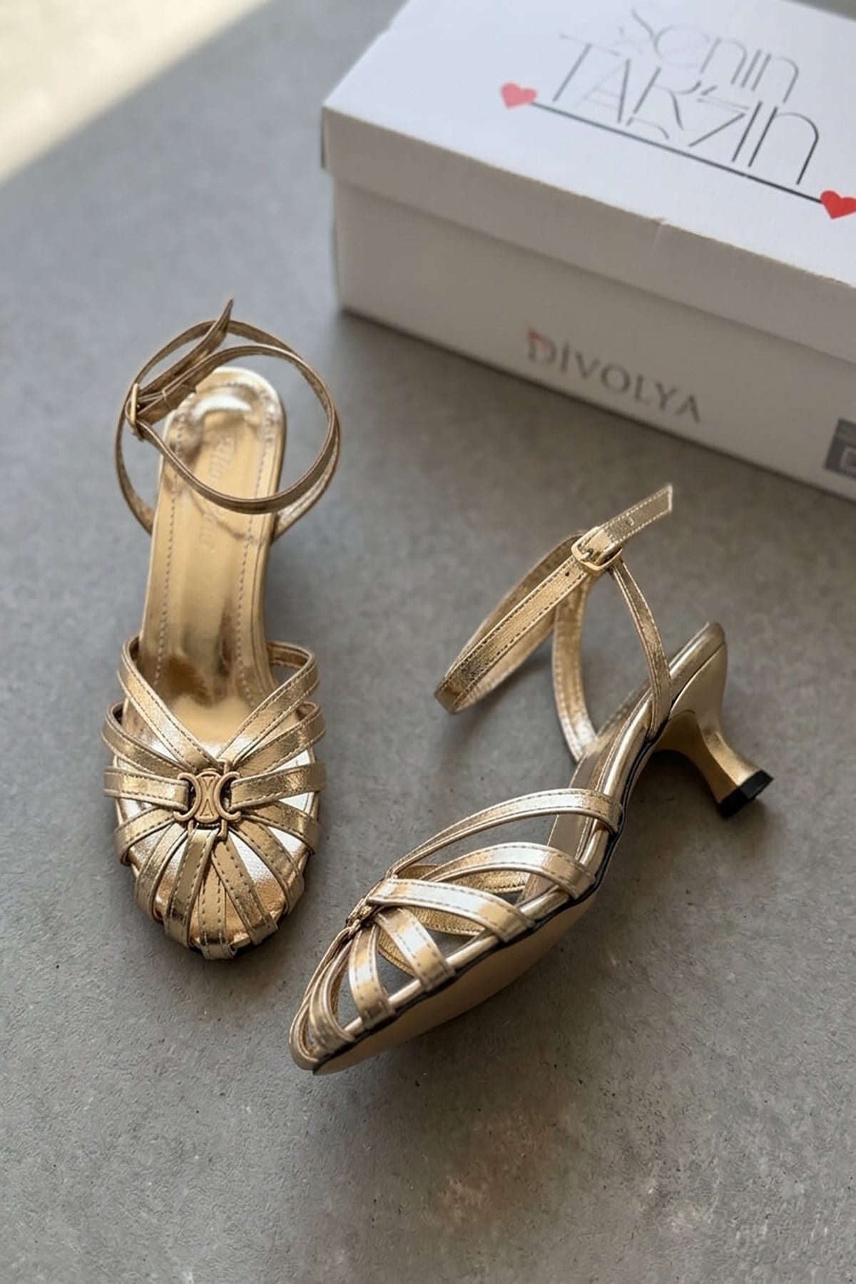 Silance Gold ( 3 cm Topuklu ) Kafesli Kısa Topuklu Gold Toka Detaylı Gece ve Günlük Kullanım Sandalet