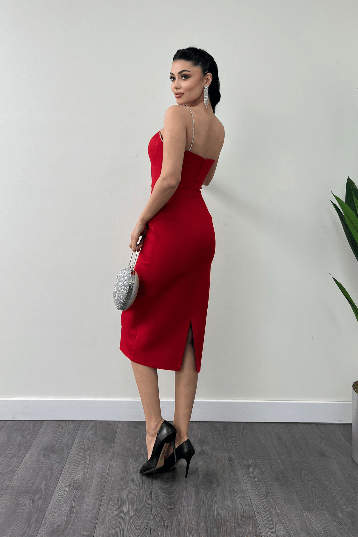 Atlas Kumaş Askılı Payet Detaylı Kalem Elbise - KIRMIZI