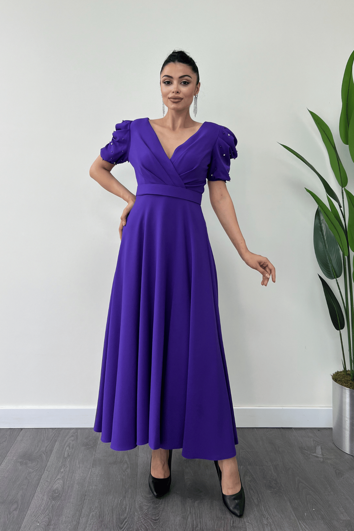 Atlas Kumaş Balon Kol İnci Detaylı Midi Elbise - MOR