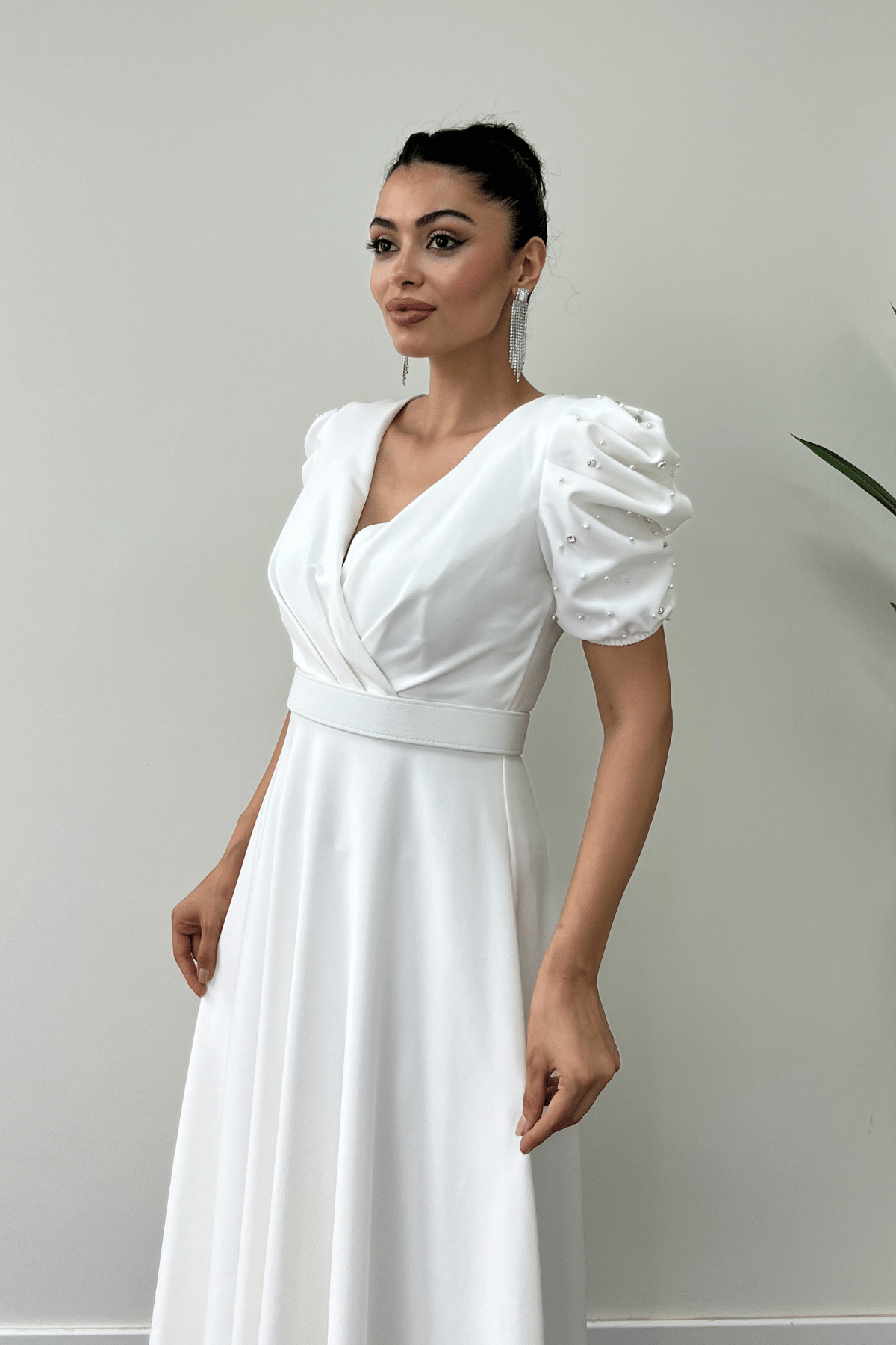 Atlas Kumaş Balon Kol İnci Detaylı Midi Elbise - BEYAZ