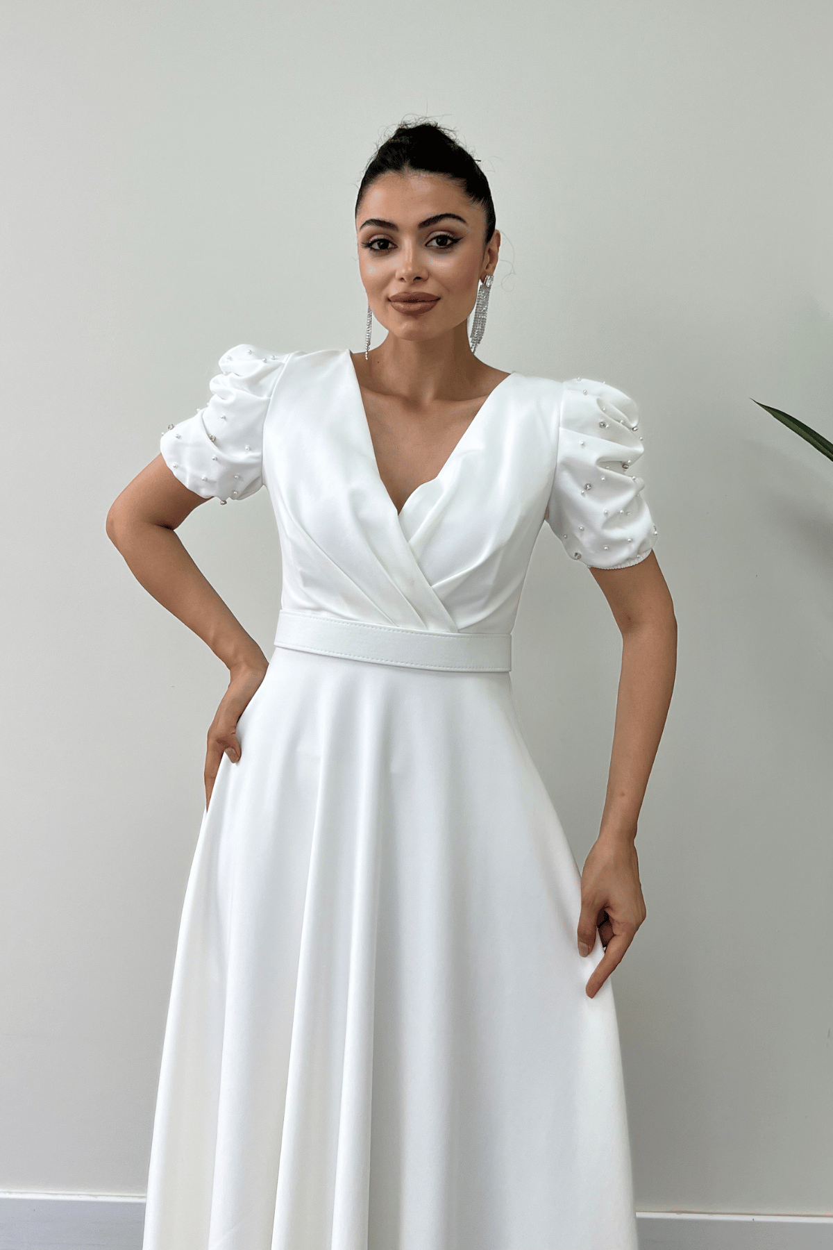 Atlas Kumaş Balon Kol İnci Detaylı Midi Elbise - BEYAZ