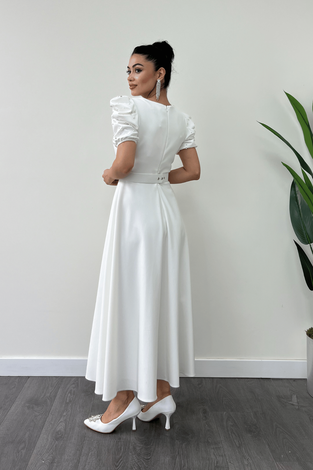 Atlas Kumaş Balon Kol İnci Detaylı Midi Elbise - BEYAZ