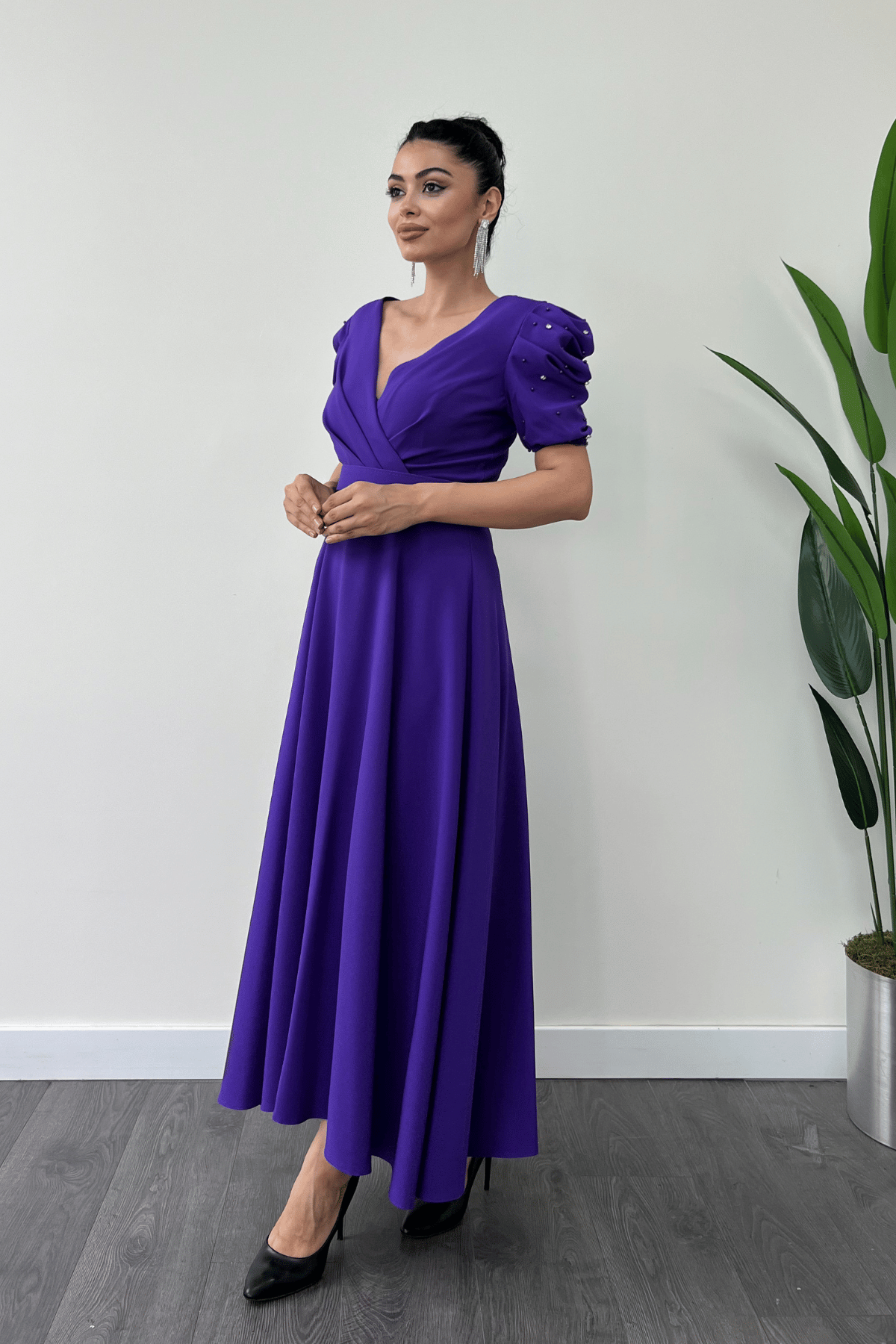 Atlas Kumaş Balon Kol İnci Detaylı Midi Elbise - MOR