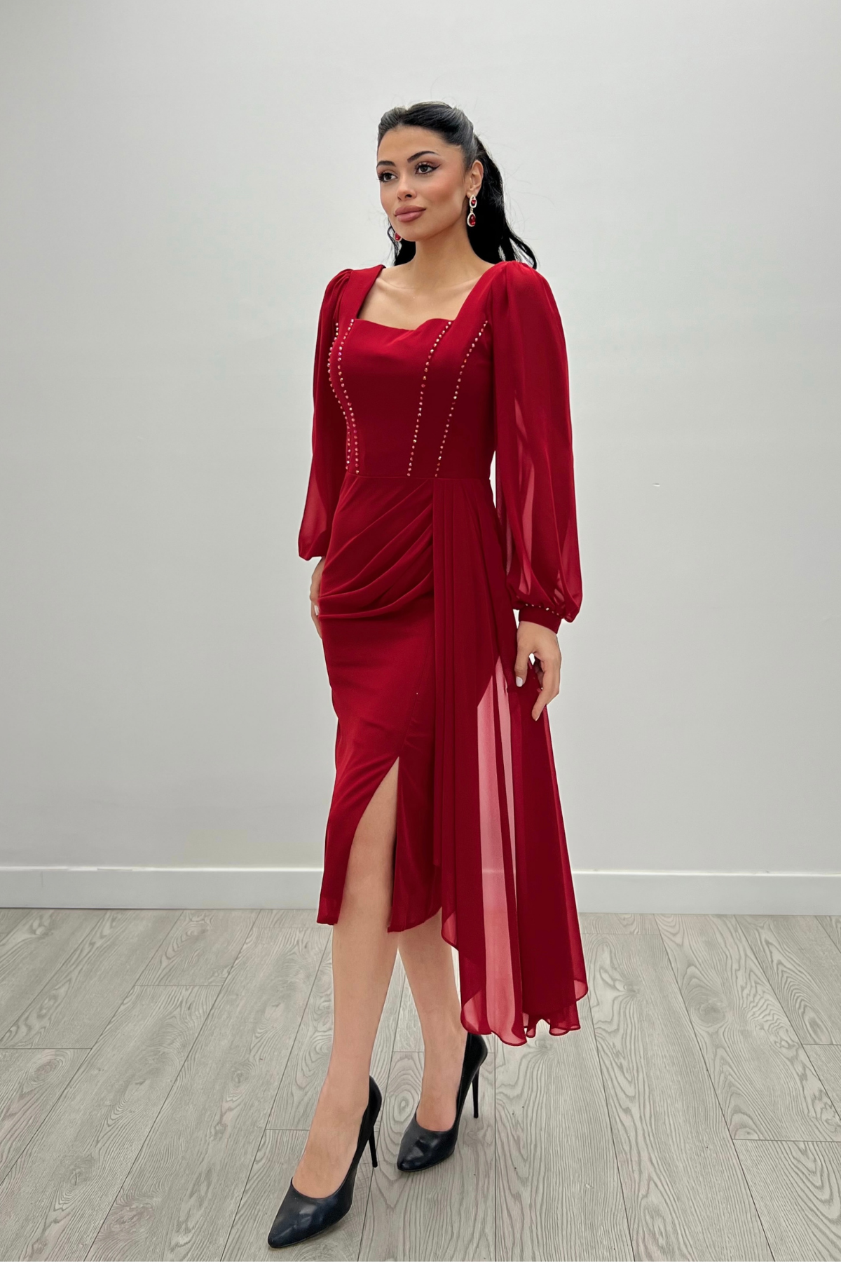 Atlas Kumaş Boncuk Detaylı Şifon Kol Kalem Elbise - KIRMIZI