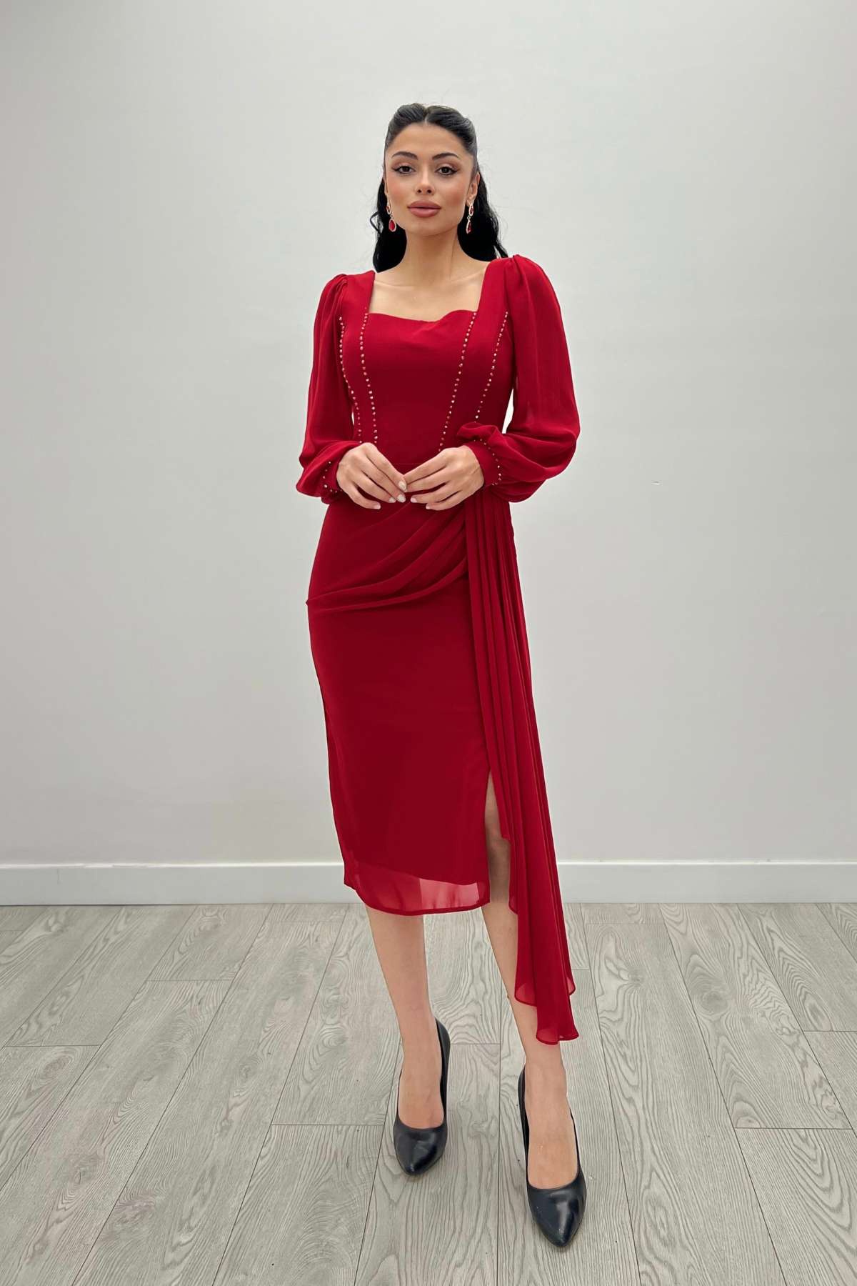 Atlas Kumaş Boncuk Detaylı Şifon Kol Kalem Elbise - KIRMIZI