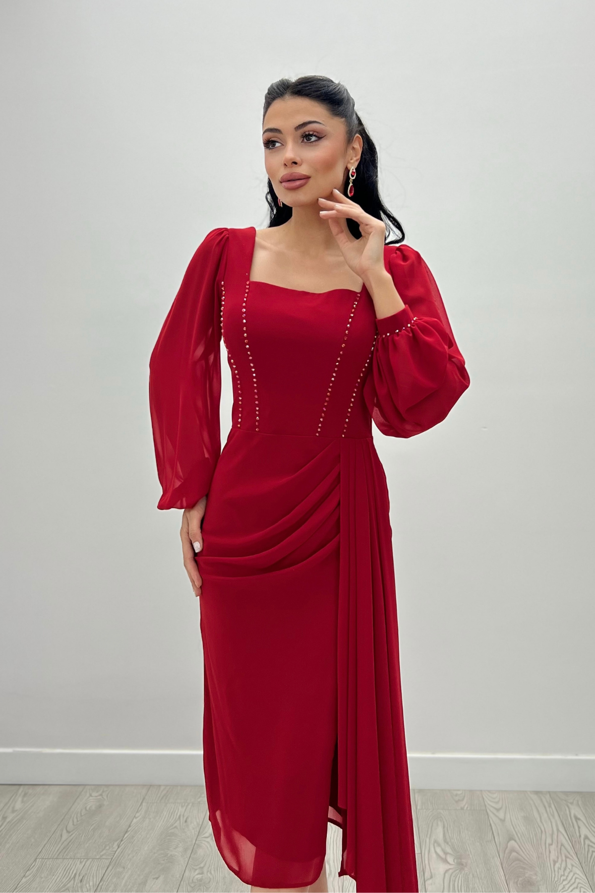 Atlas Kumaş Boncuk Detaylı Şifon Kol Kalem Elbise - KIRMIZI