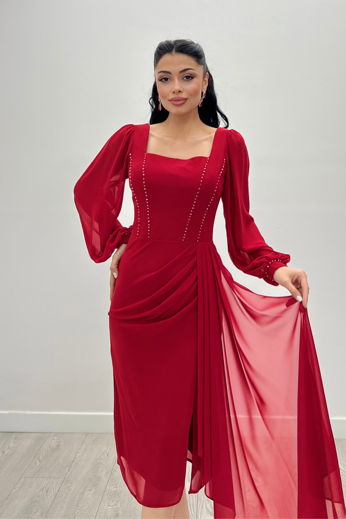 Atlas Kumaş Boncuk Detaylı Şifon Kol Kalem Elbise - KIRMIZI