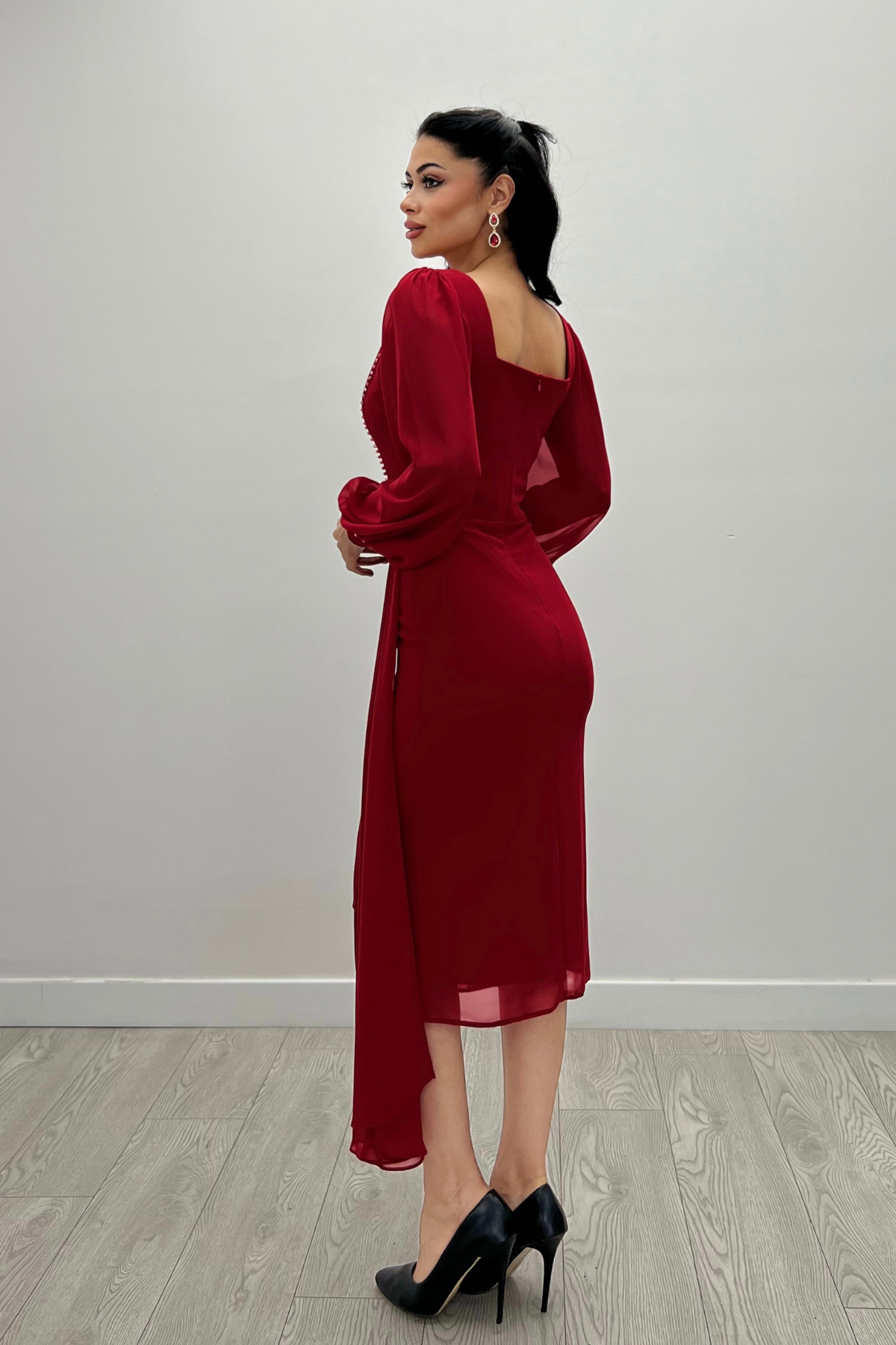 Atlas Kumaş Boncuk Detaylı Şifon Kol Kalem Elbise - KIRMIZI