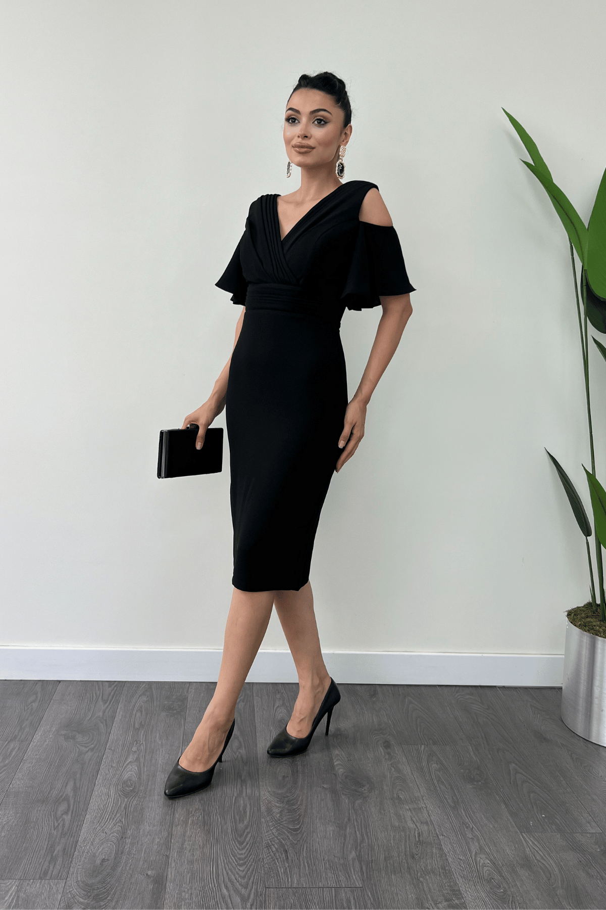 Atlas Kumaş Büzgü Detaylı Kalem Elbise - SİYAH