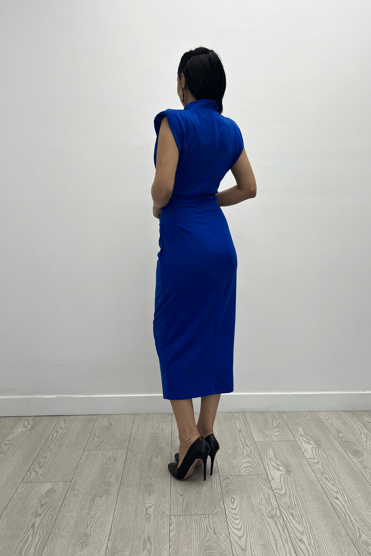 Atlas Kumaş Büzgü ve Broş Detaylı Kalem Elbise - SAKS MAVİ