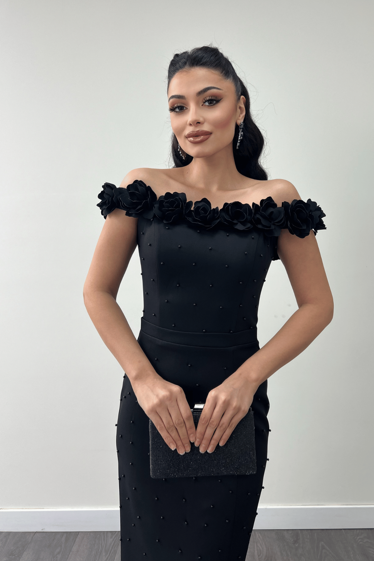 Atlas Kumaş Çiçekli İnci Detaylı Kalem Elbise - SİYAH