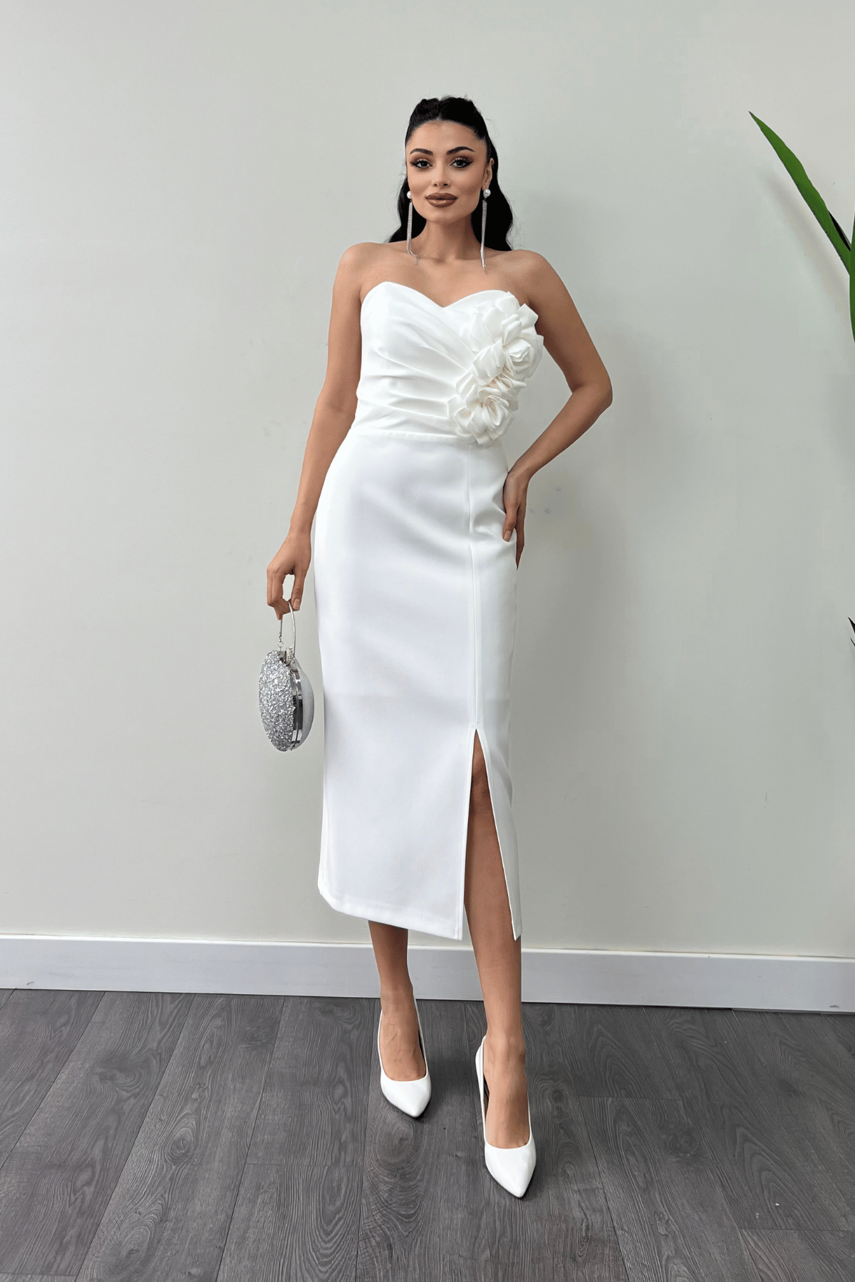 Atlas Kumaş Gül Detaylı Straplez Kalem Elbise - BEYAZ