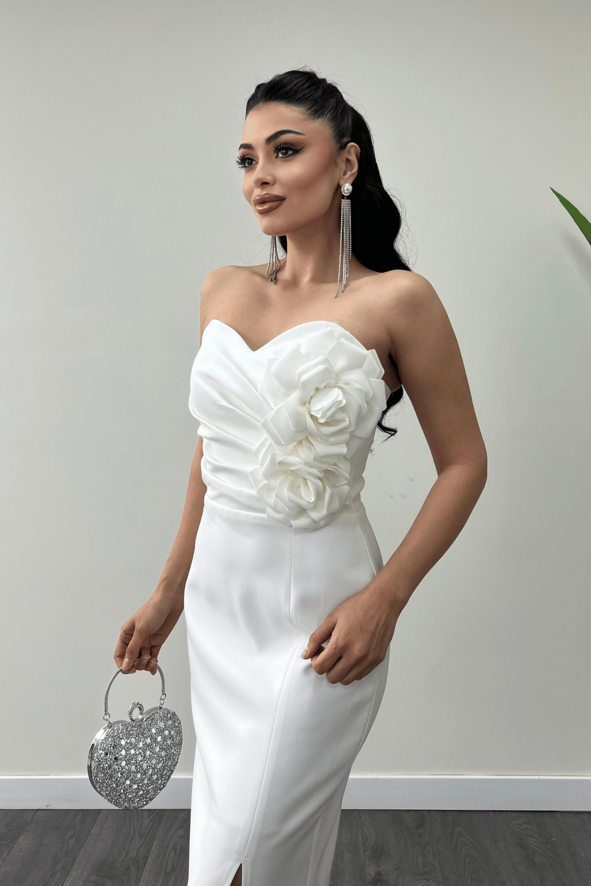 Atlas Kumaş Gül Detaylı Straplez Kalem Elbise - BEYAZ