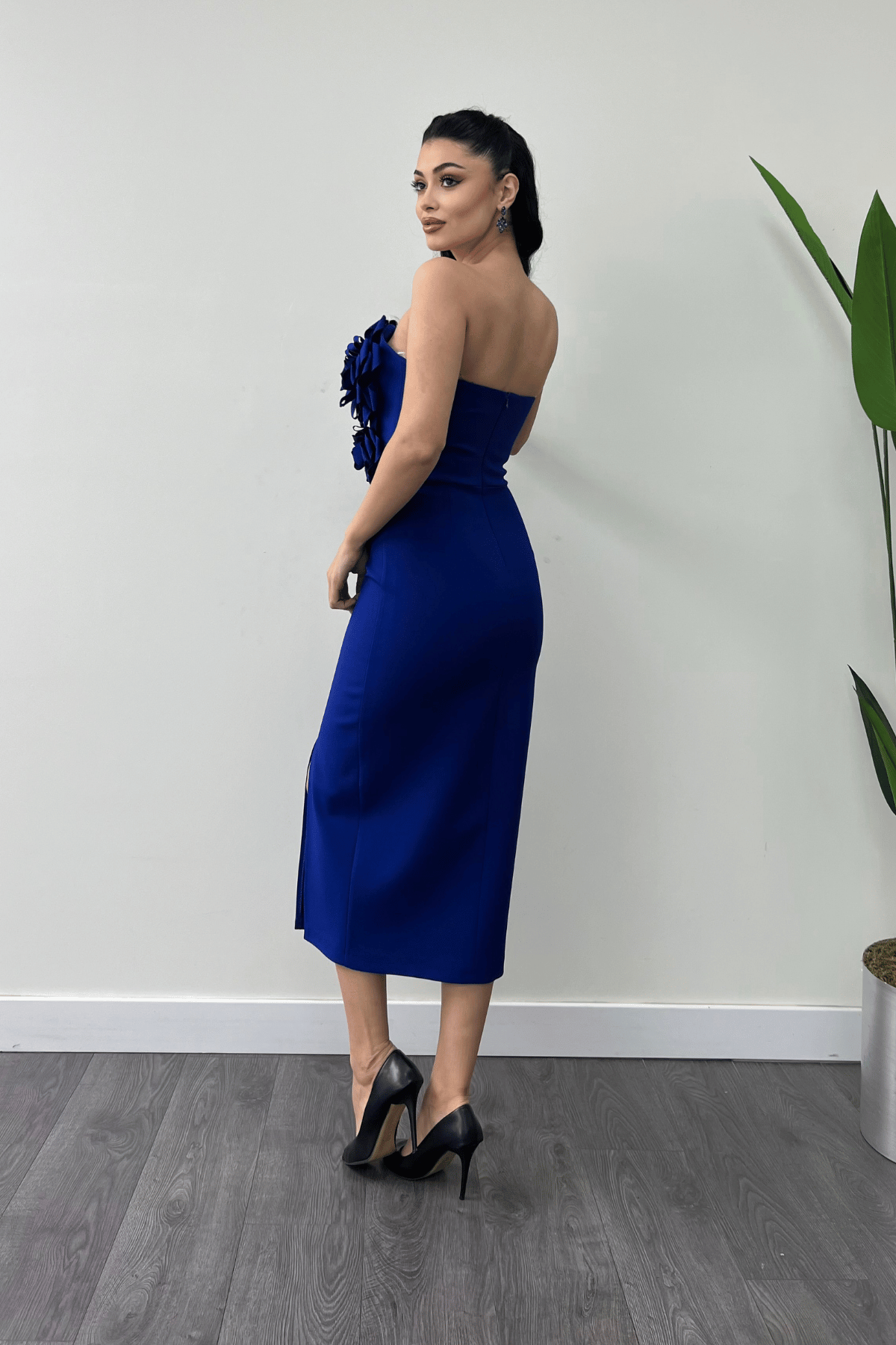 Atlas Kumaş Gül Detaylı Straplez Kalem Elbise - SAKS MAVİ