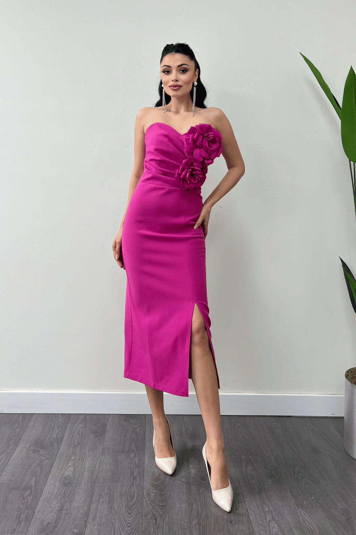 Atlas Kumaş Gül Detaylı Straplez Kalem Elbise - FUŞYA