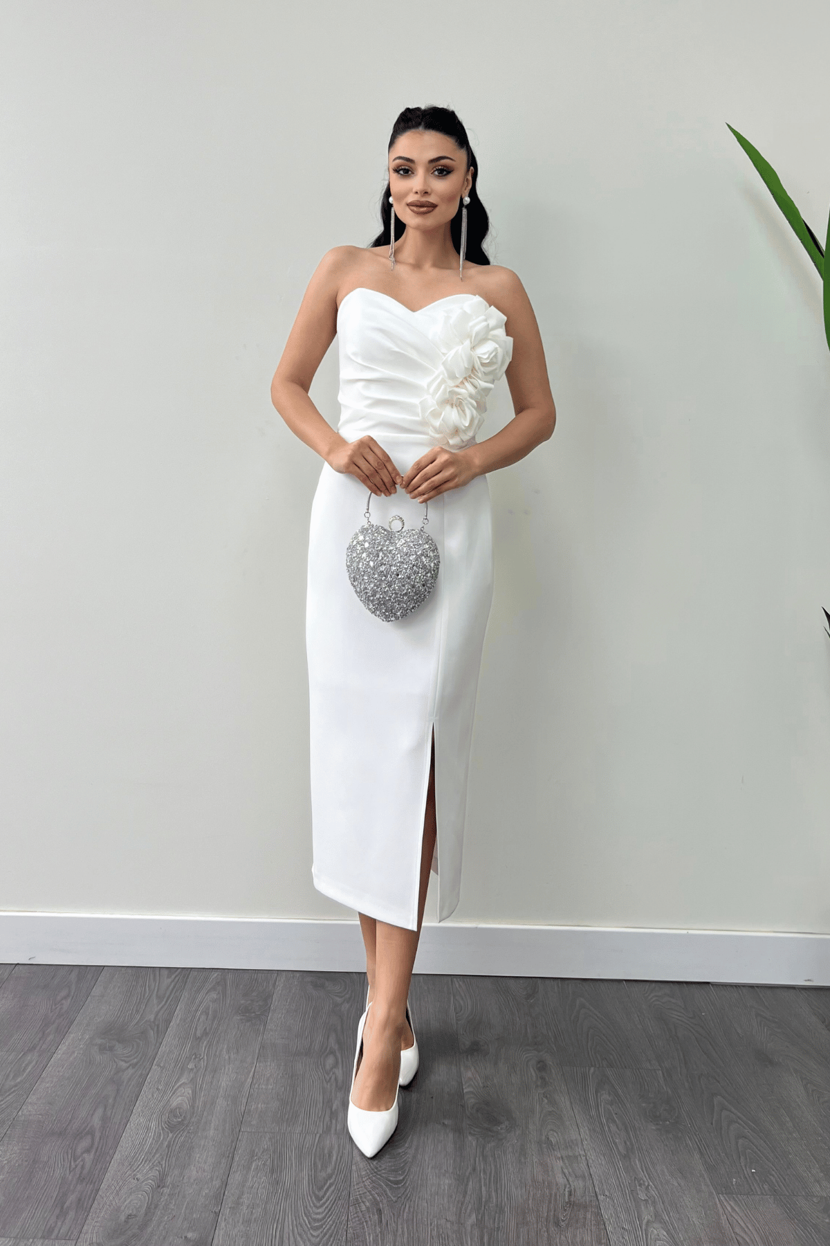 Atlas Kumaş Gül Detaylı Straplez Kalem Elbise - BEYAZ