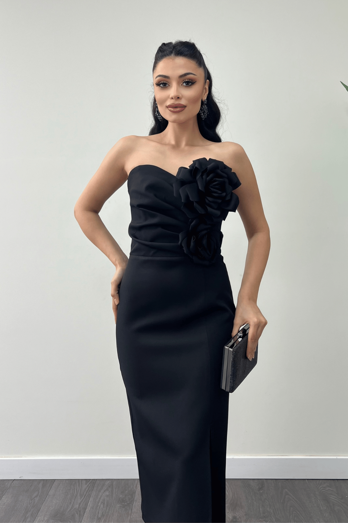 Atlas Kumaş Gül Detaylı Straplez Kalem Elbise - SİYAH