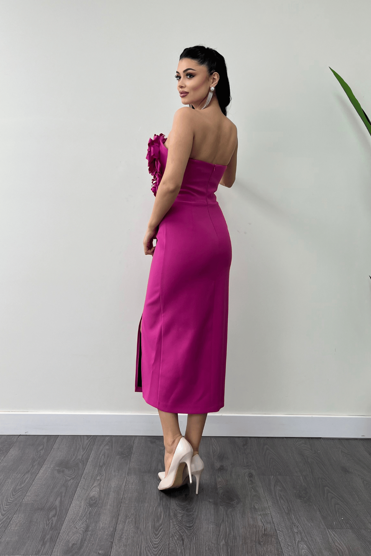 Atlas Kumaş Gül Detaylı Straplez Kalem Elbise - FUŞYA