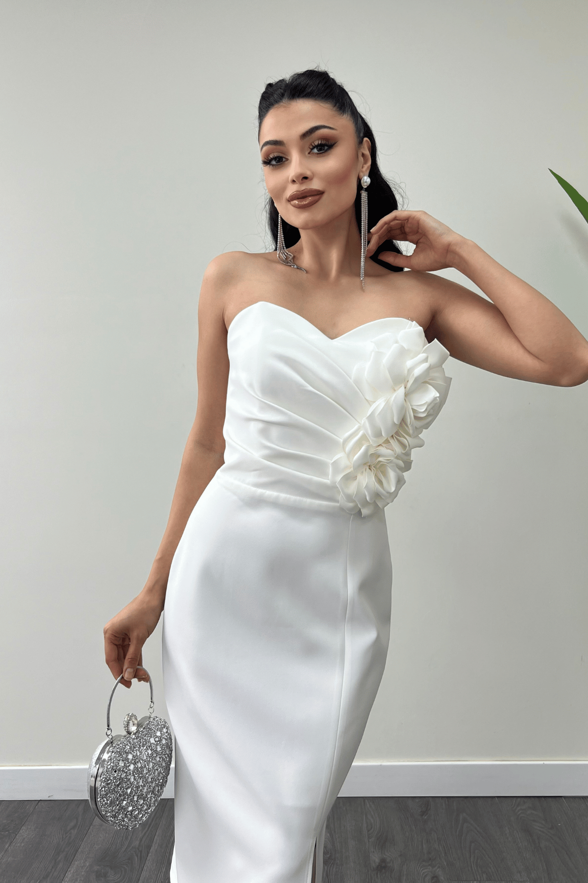 Atlas Kumaş Gül Detaylı Straplez Kalem Elbise - BEYAZ