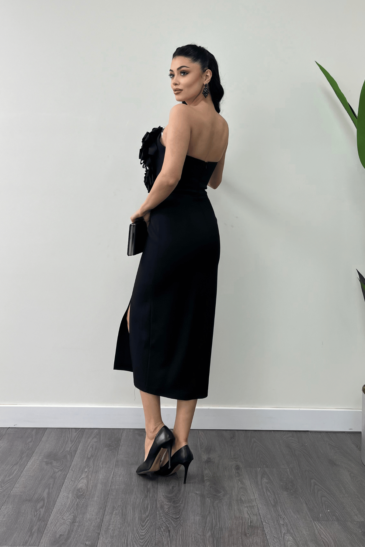 Atlas Kumaş Gül Detaylı Straplez Kalem Elbise - SİYAH