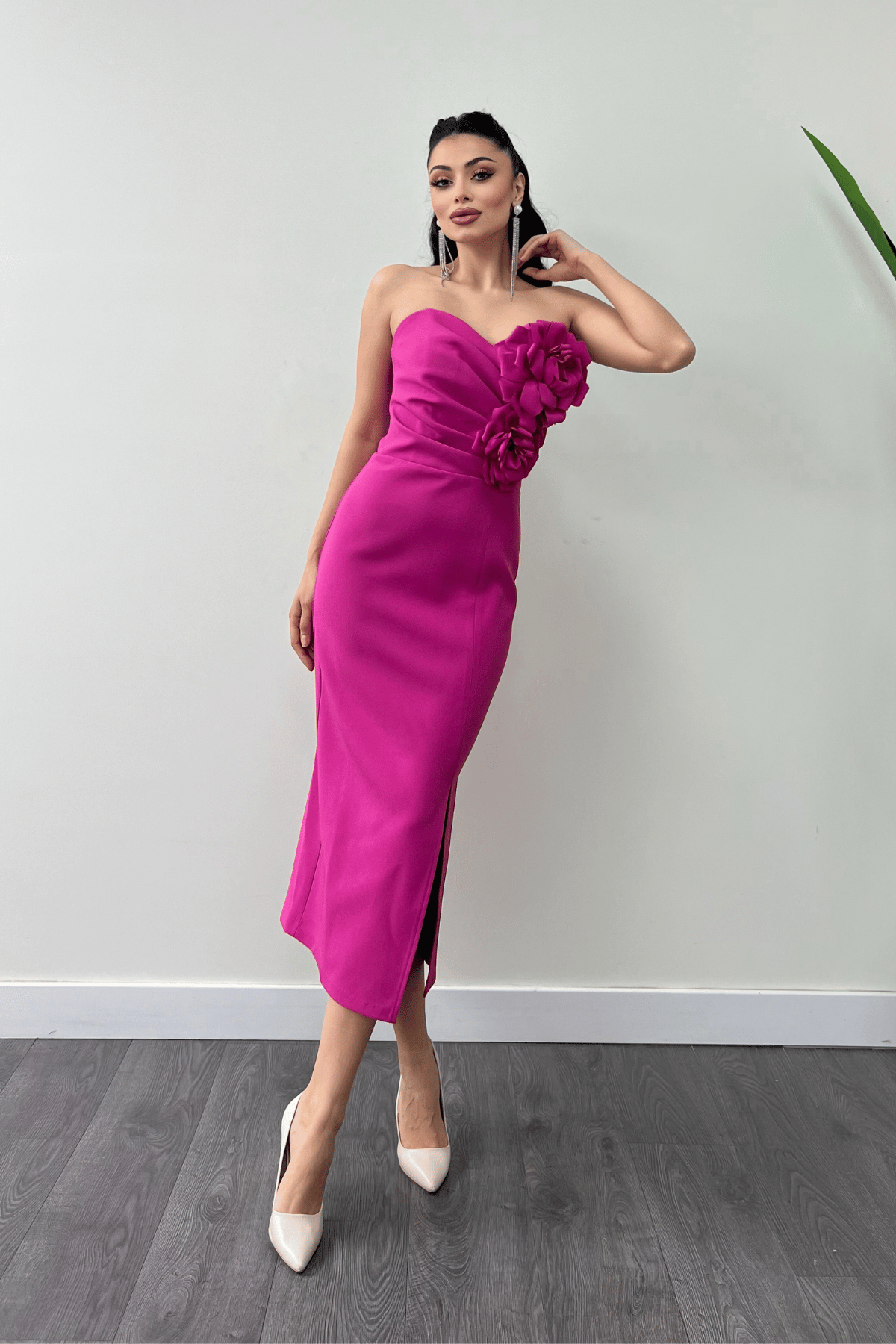 Atlas Kumaş Gül Detaylı Straplez Kalem Elbise - FUŞYA