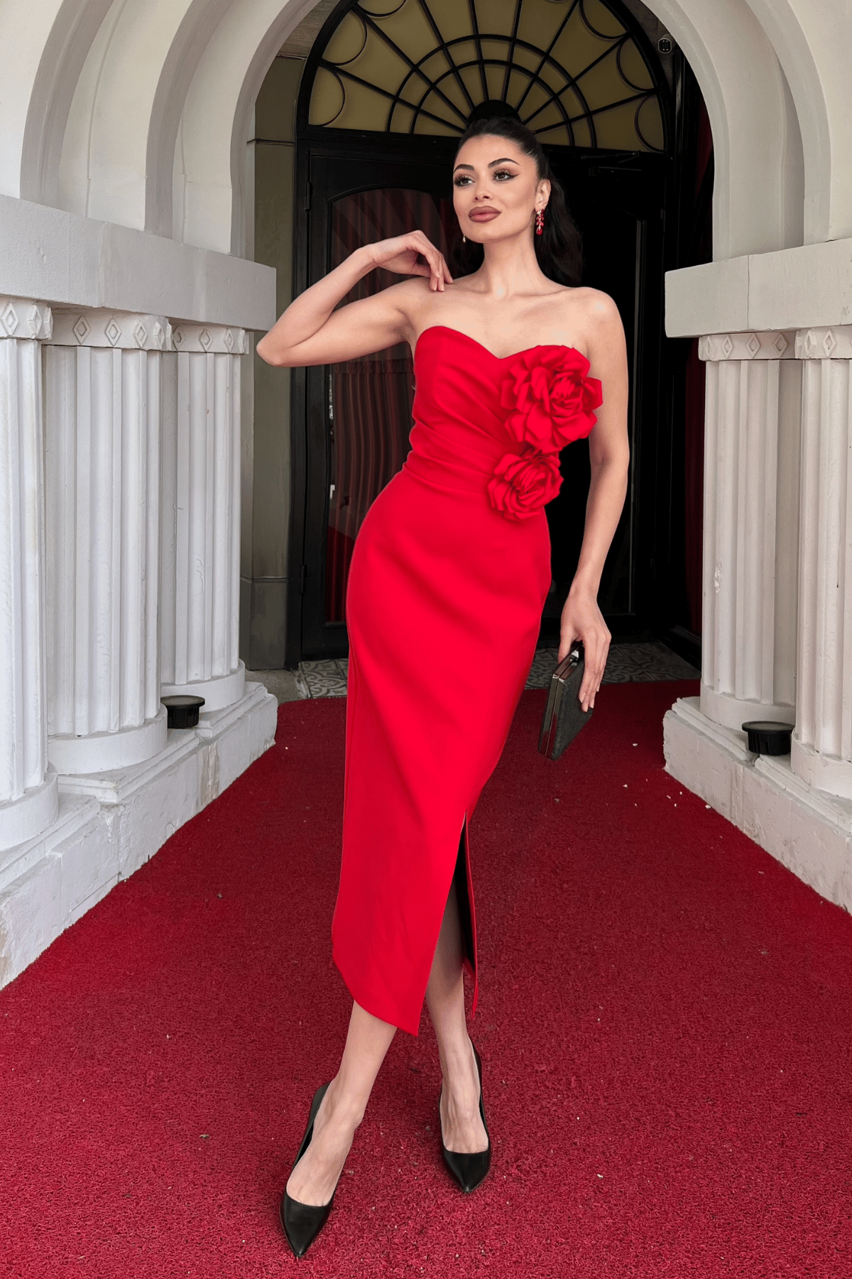 Atlas Kumaş Gül Detaylı Straplez Kalem Elbise - KIRMIZI