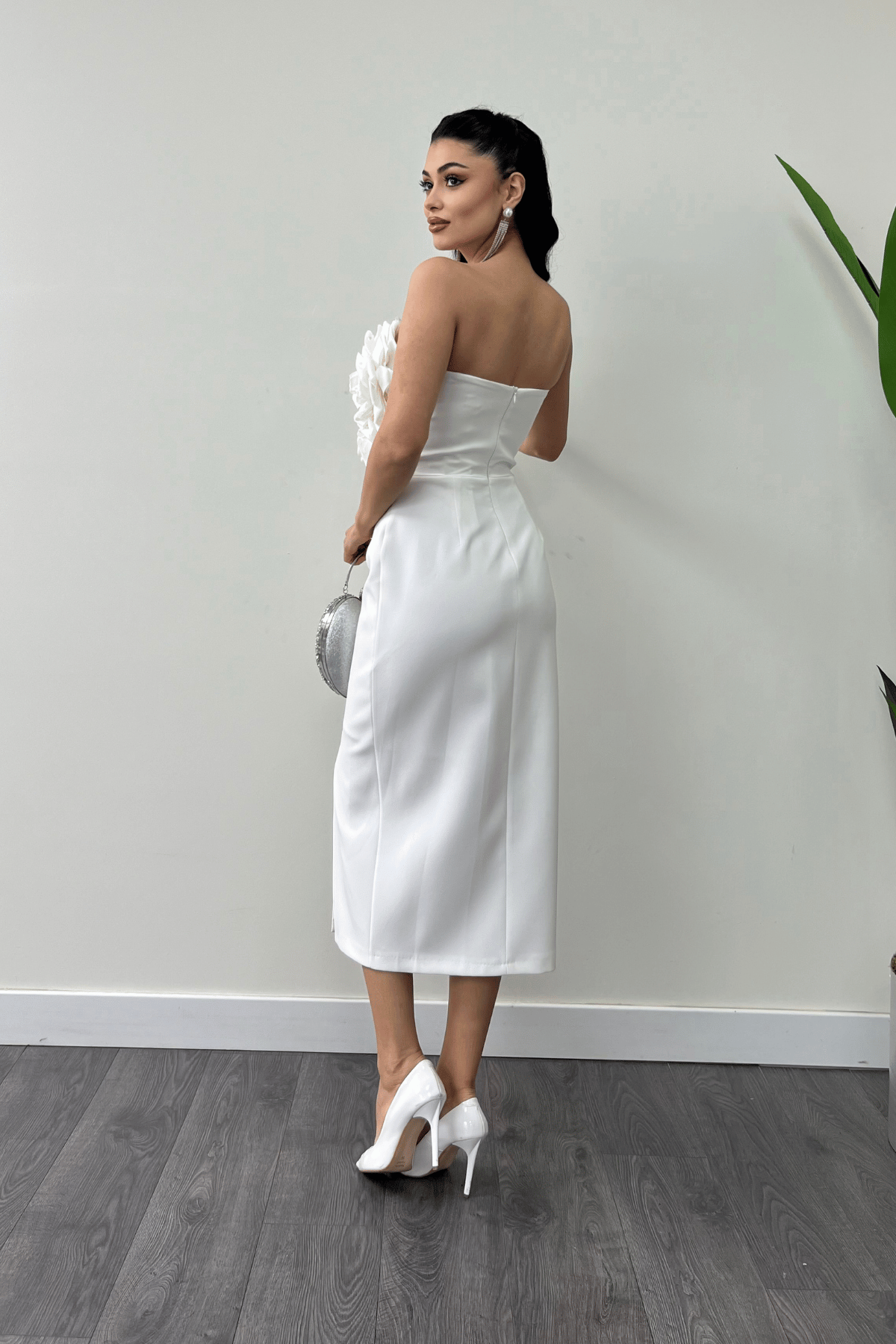 Atlas Kumaş Gül Detaylı Straplez Kalem Elbise - BEYAZ