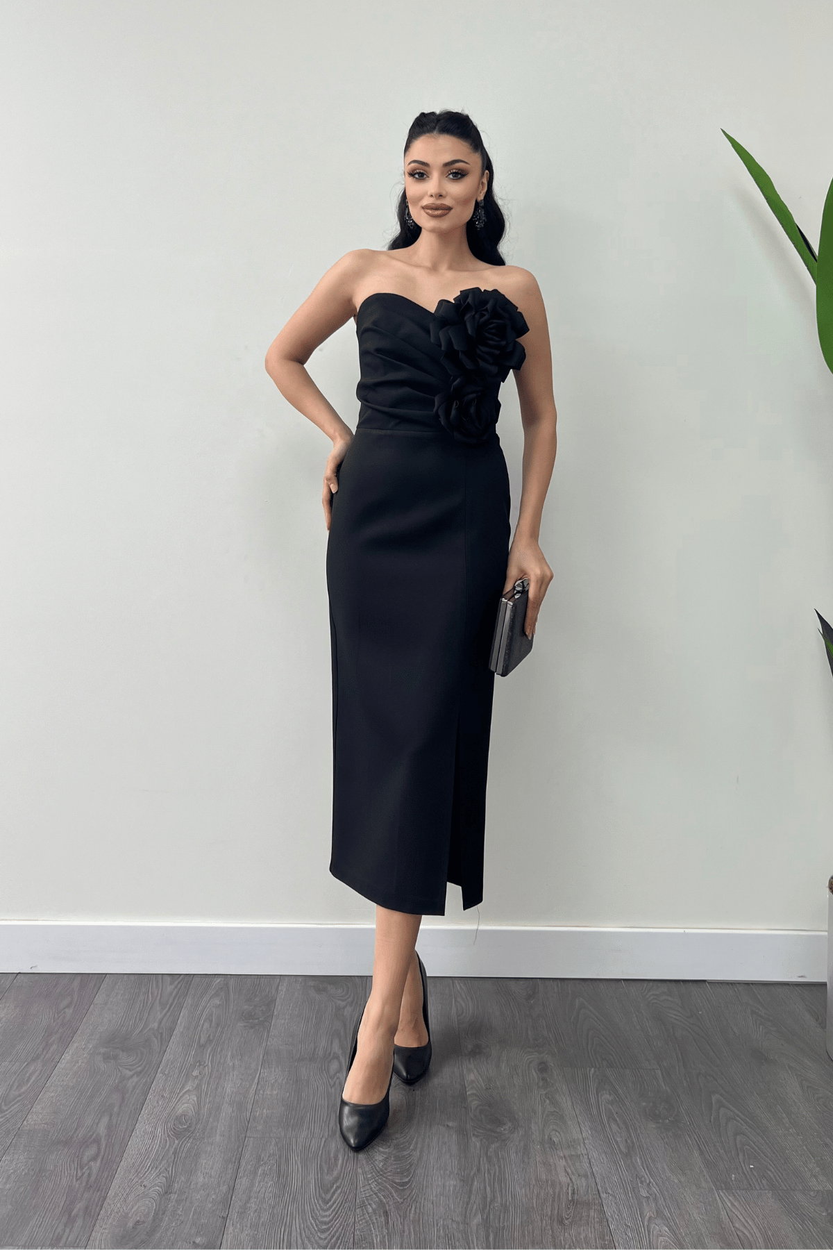 Atlas Kumaş Gül Detaylı Straplez Kalem Elbise - SİYAH