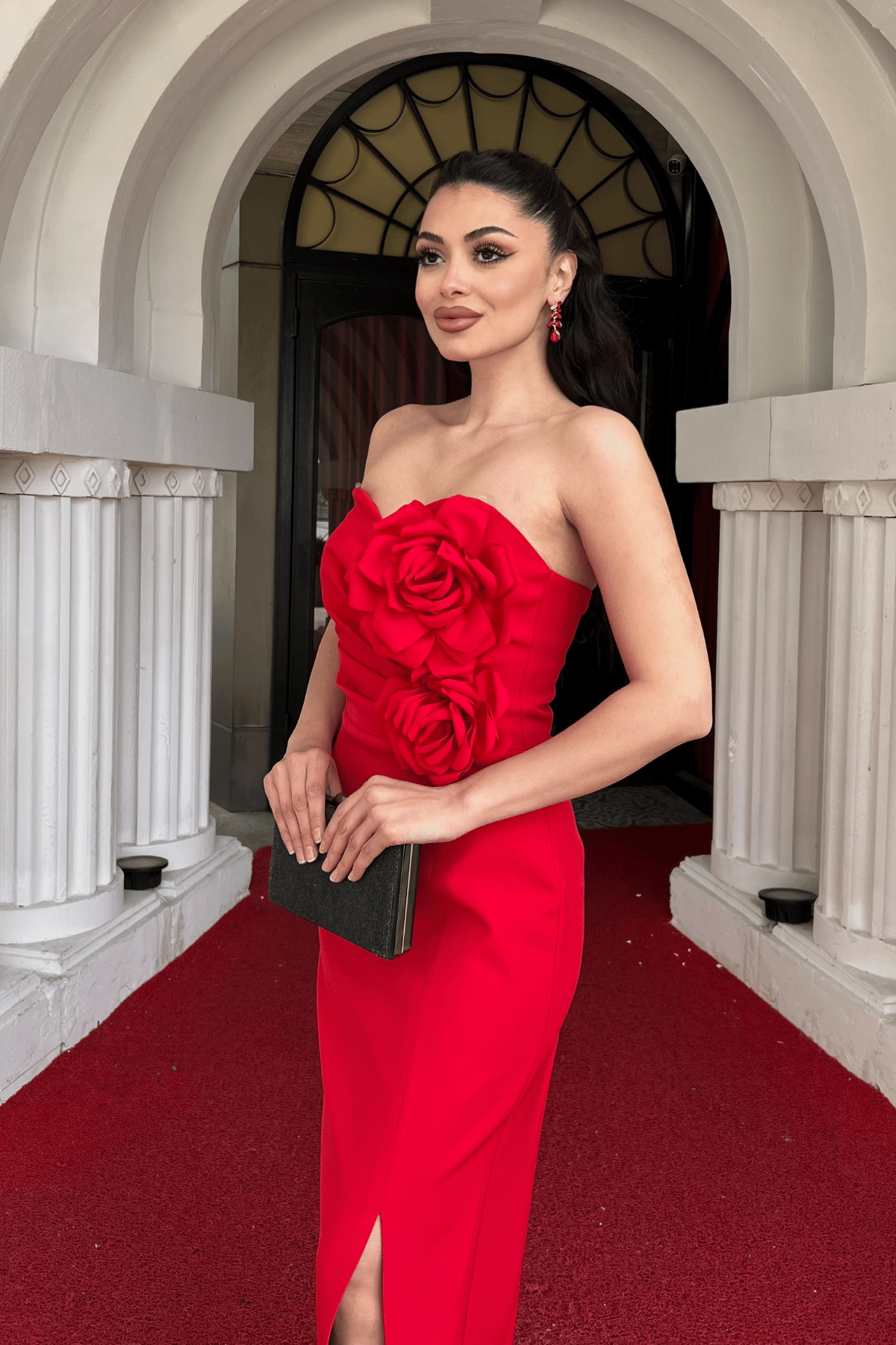 Atlas Kumaş Gül Detaylı Straplez Kalem Elbise - KIRMIZI