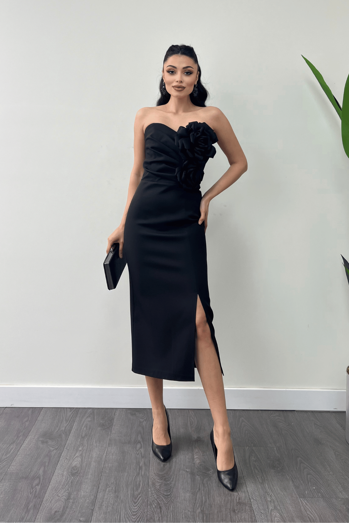 Atlas Kumaş Gül Detaylı Straplez Kalem Elbise - SİYAH