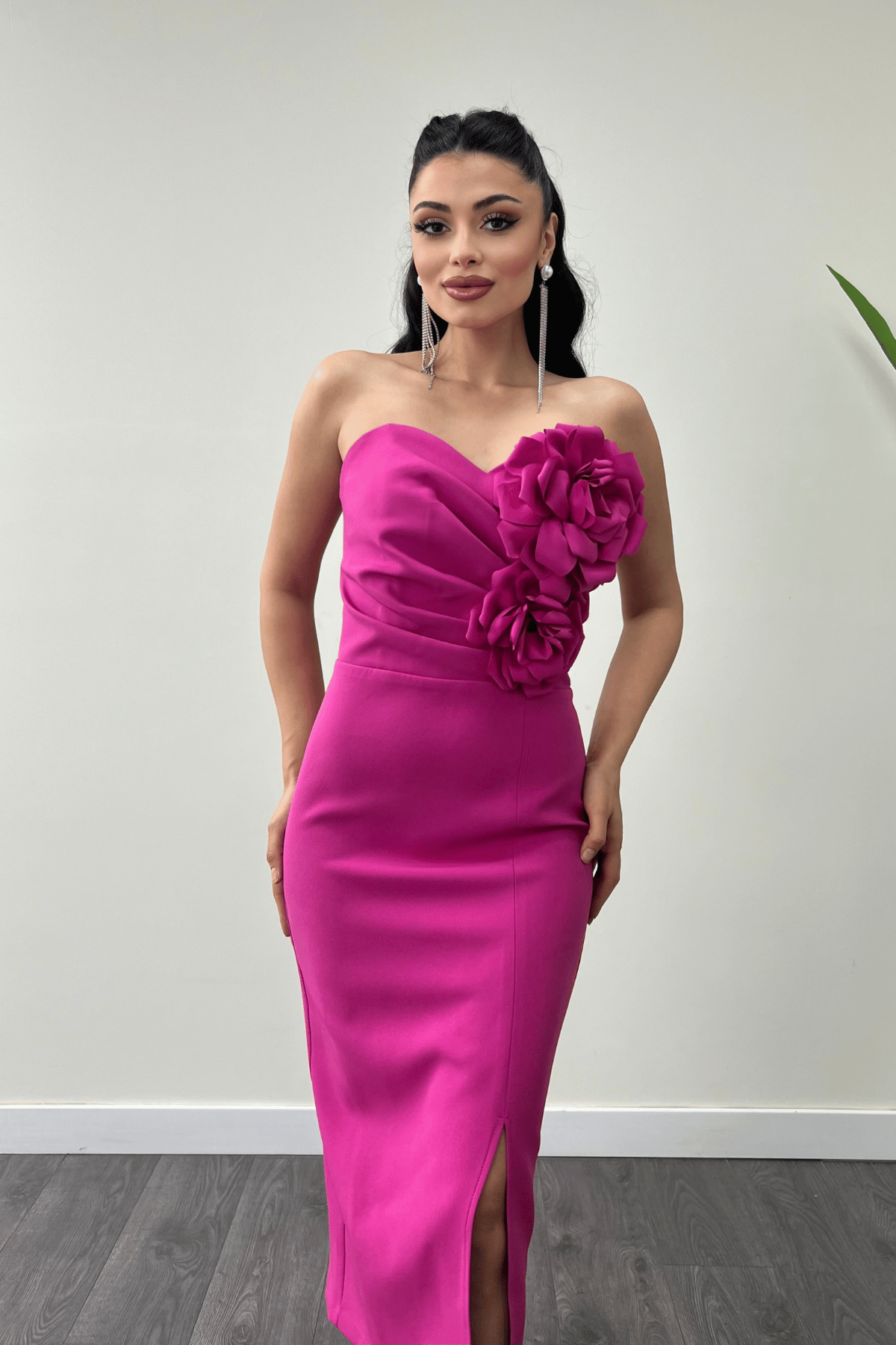 Atlas Kumaş Gül Detaylı Straplez Kalem Elbise - FUŞYA