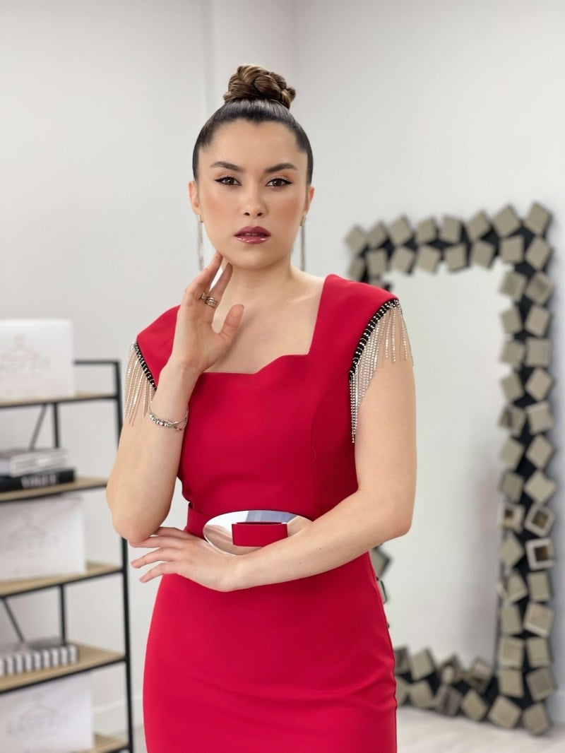 Atlas Kumaş Kare Yaka Omuz Taşlı Püsküllü Elbise - KIRMIZI