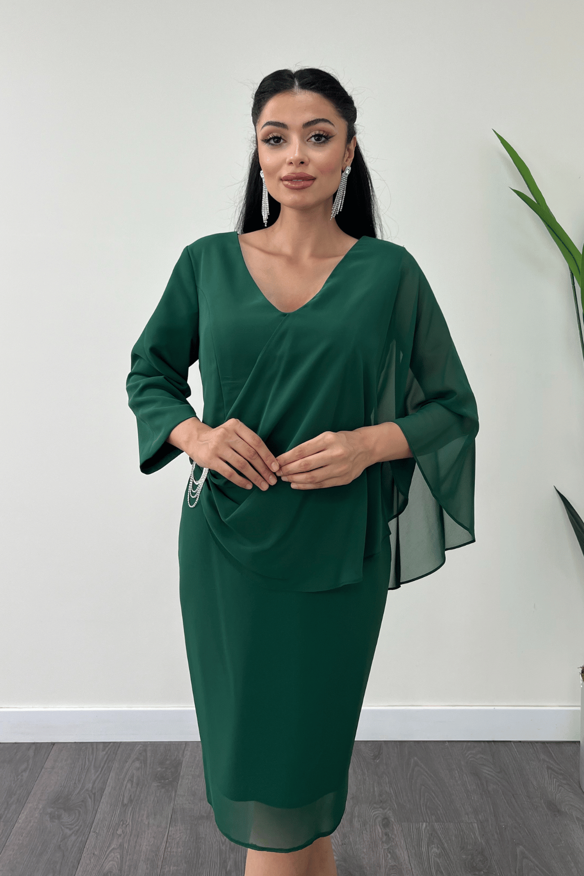 Atlas Kumaş Şifon Broş Detaylı Kalem Elbise - ZÜMRÜT YEŞİL