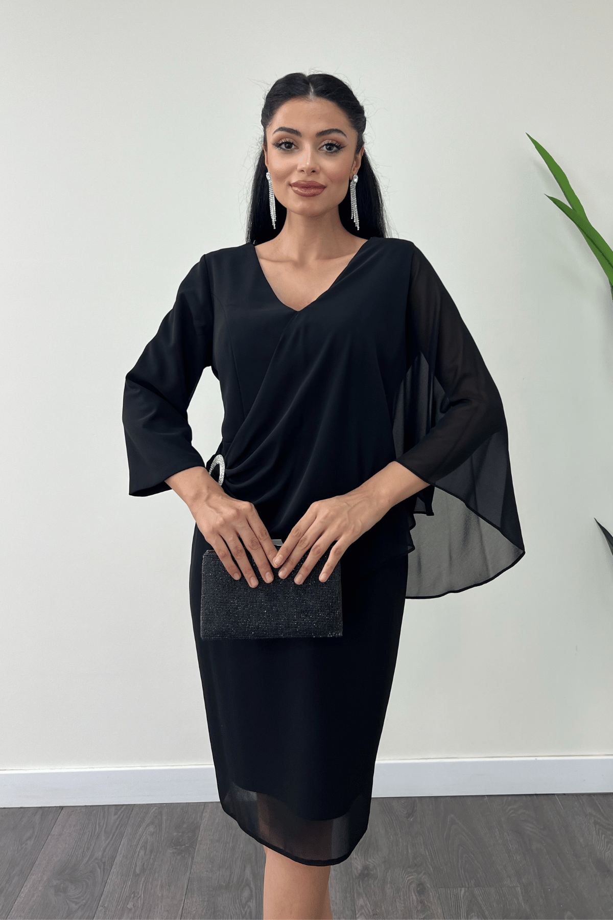 Atlas Kumaş Şifon Broş Detaylı Kalem Elbise - SİYAH