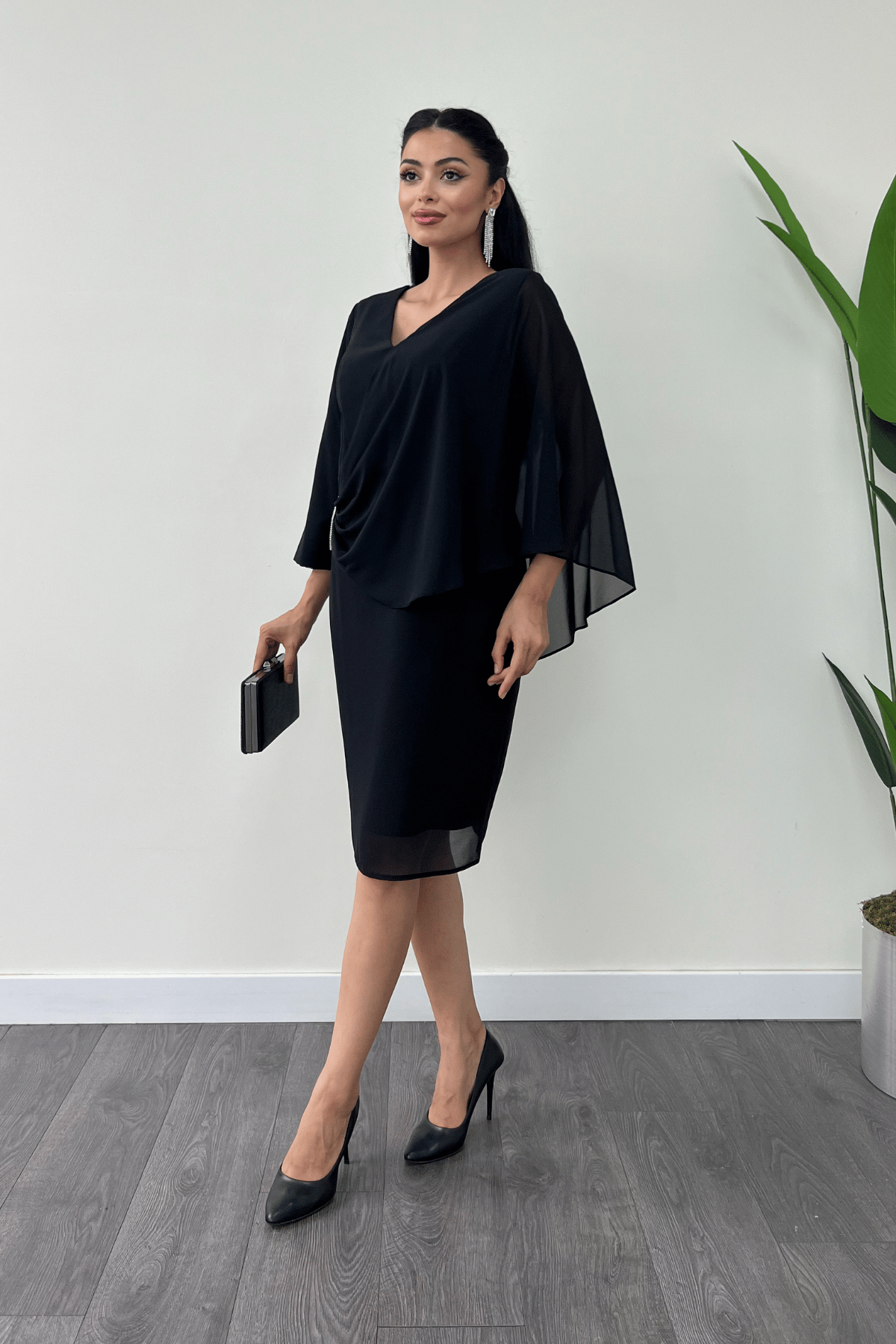 Atlas Kumaş Şifon Broş Detaylı Kalem Elbise - SİYAH