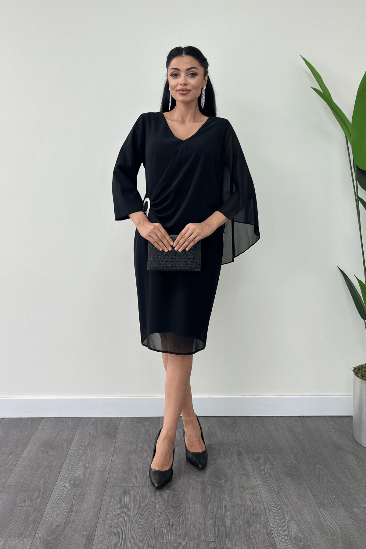 Atlas Kumaş Şifon Broş Detaylı Kalem Elbise - SİYAH