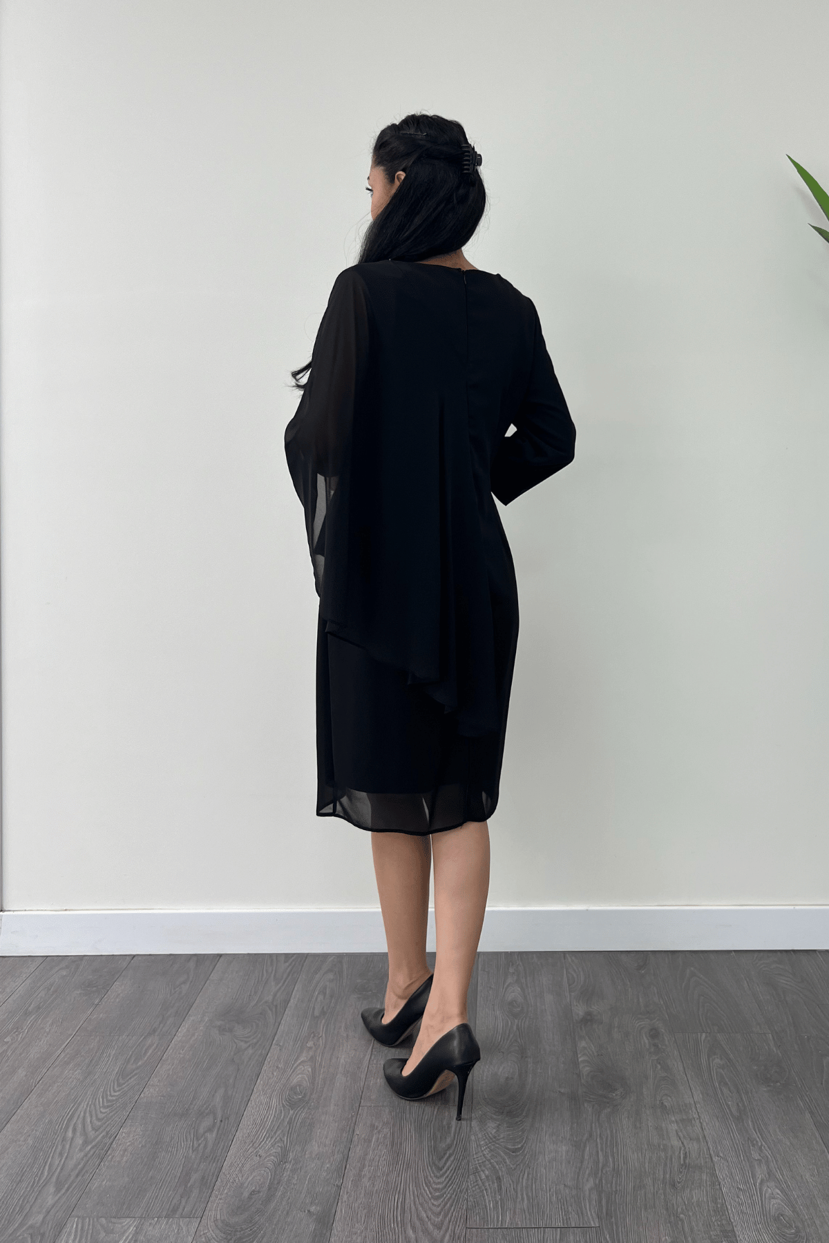 Atlas Kumaş Şifon Broş Detaylı Kalem Elbise - SİYAH