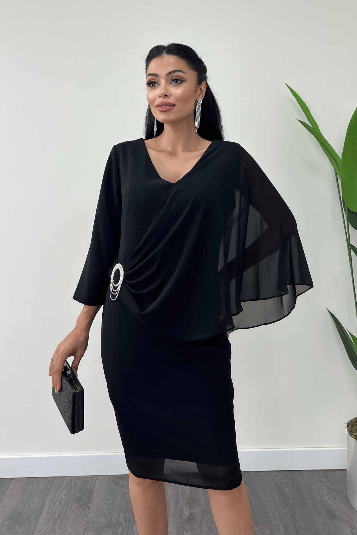 Atlas Kumaş Şifon Broş Detaylı Kalem Elbise - SİYAH