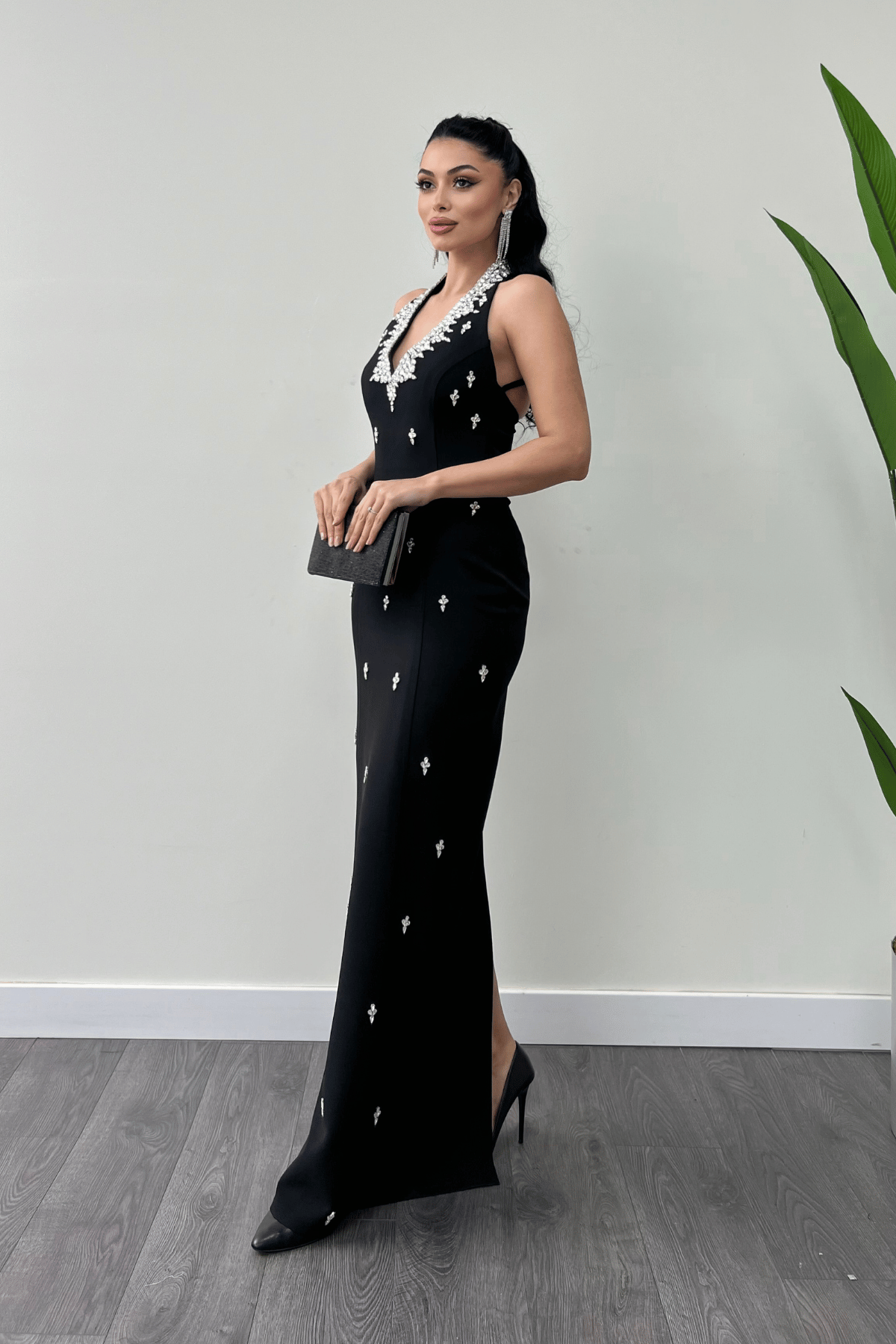 Atlas Kumaş Taş Detaylı Boyundan Bağlama Abiye Elbise - SİYAH