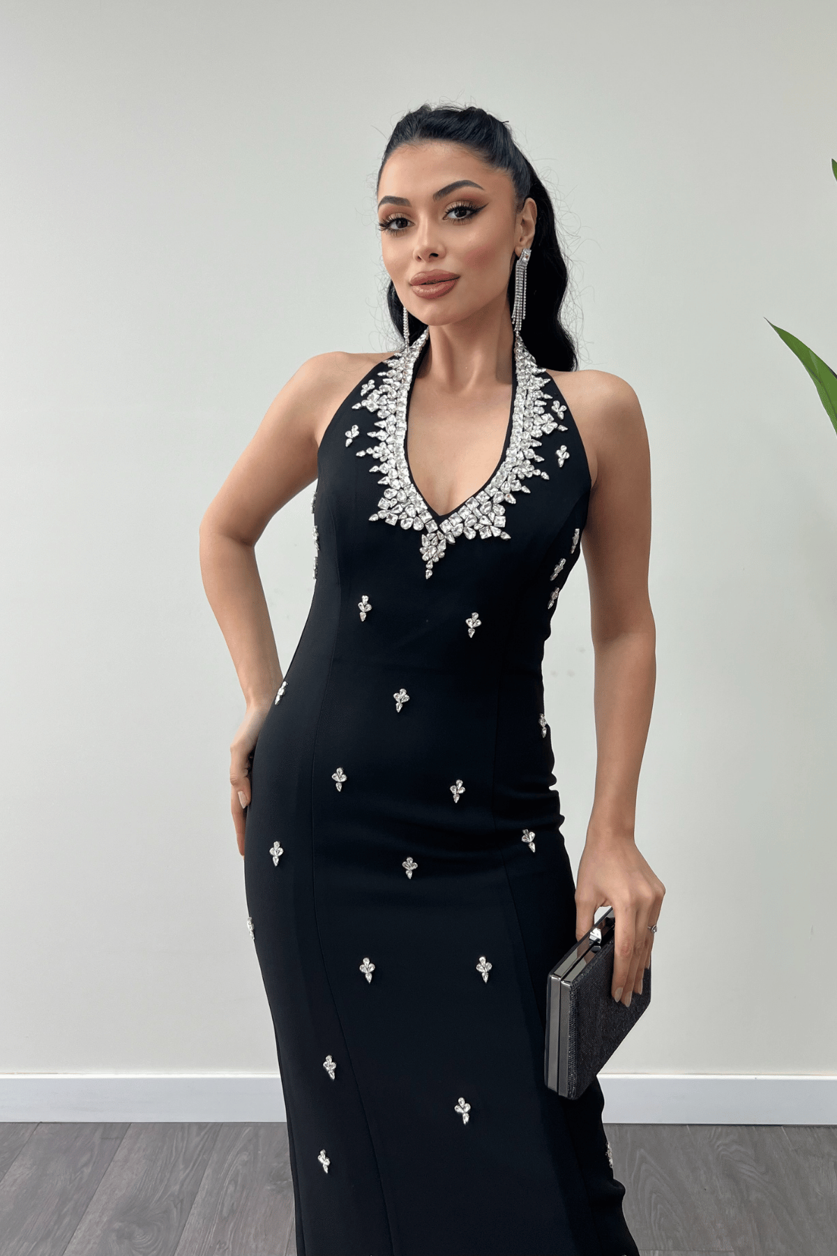 Atlas Kumaş Taş Detaylı Boyundan Bağlama Abiye Elbise - SİYAH