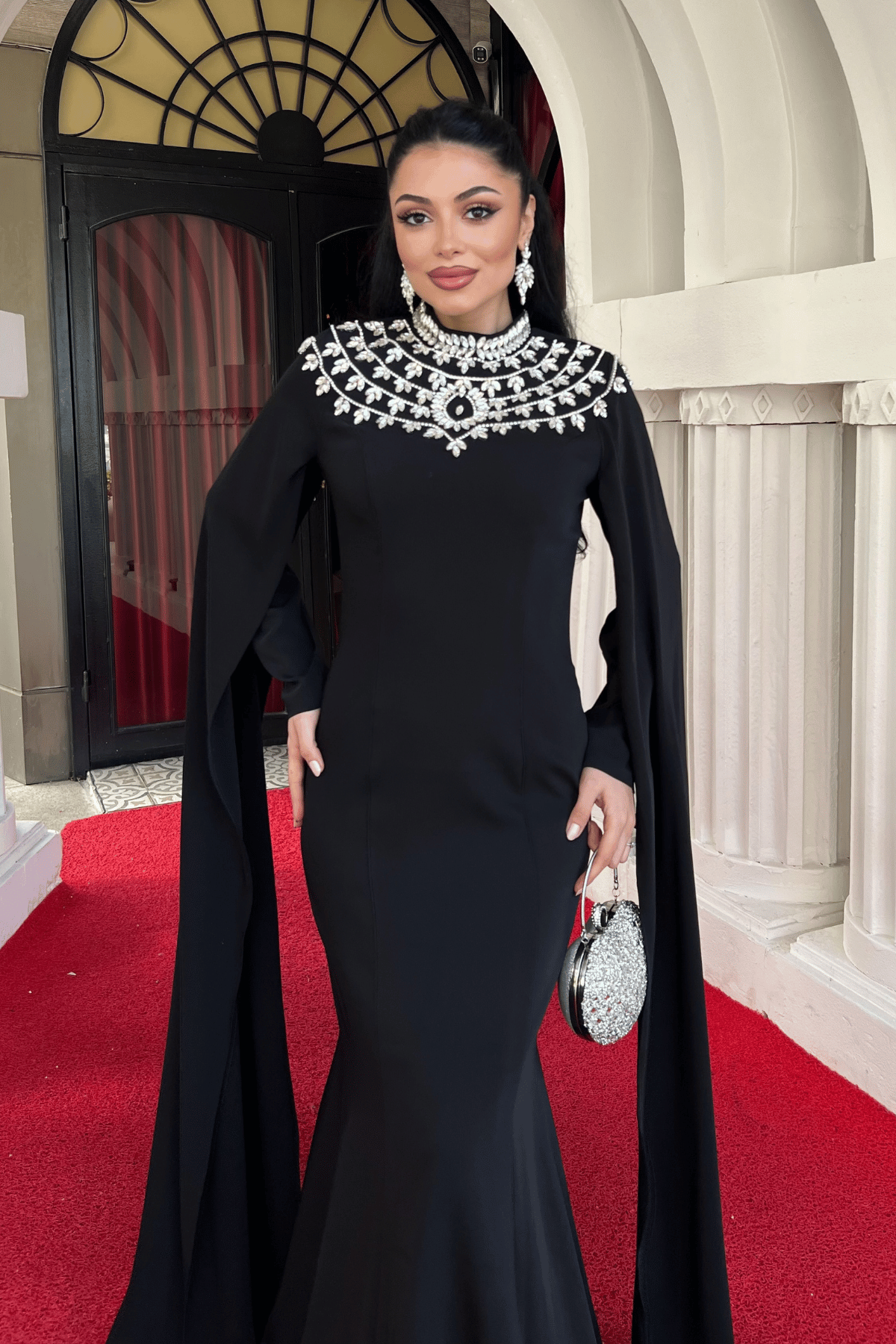 Atlas Kumaş Taşlı Pelerin Detaylı Balık Elbise - SİYAH