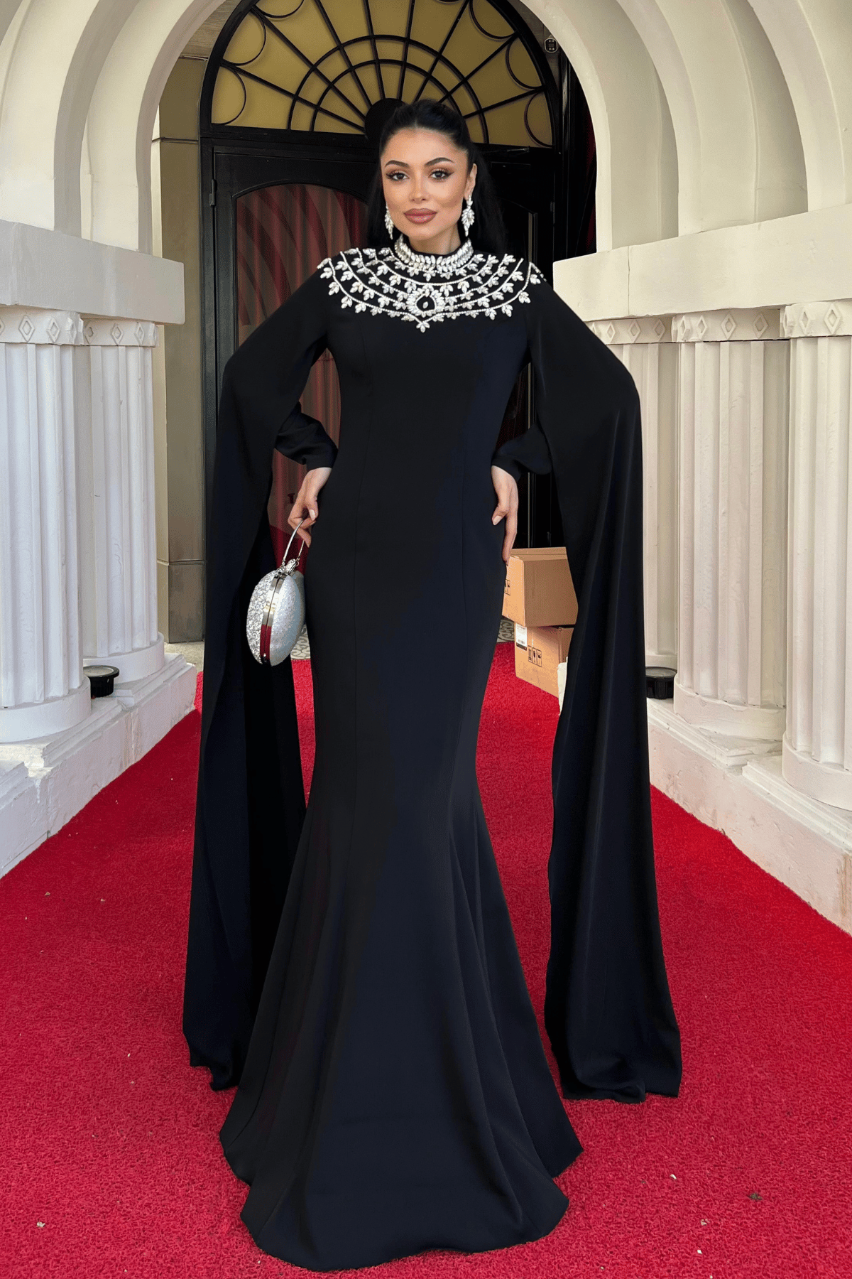 Atlas Kumaş Taşlı Pelerin Detaylı Balık Elbise - SİYAH