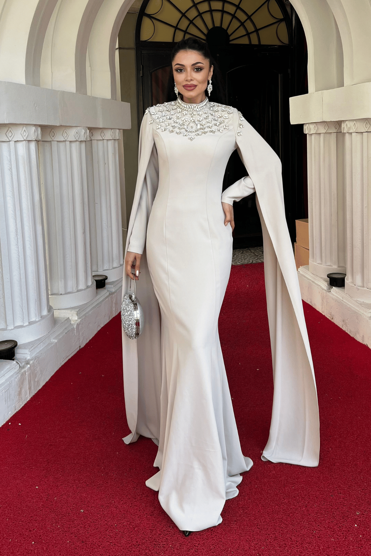 Atlas Kumaş Taşlı Pelerin Detaylı Balık Elbise - BEJ