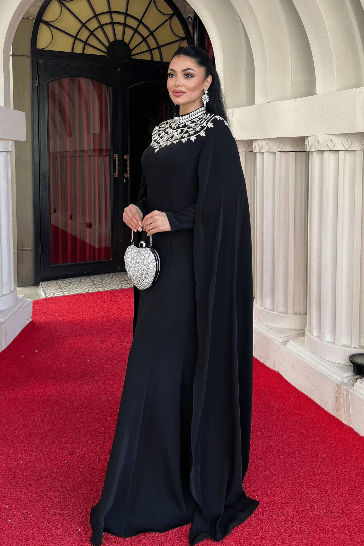 Atlas Kumaş Taşlı Pelerin Detaylı Balık Elbise - SİYAH