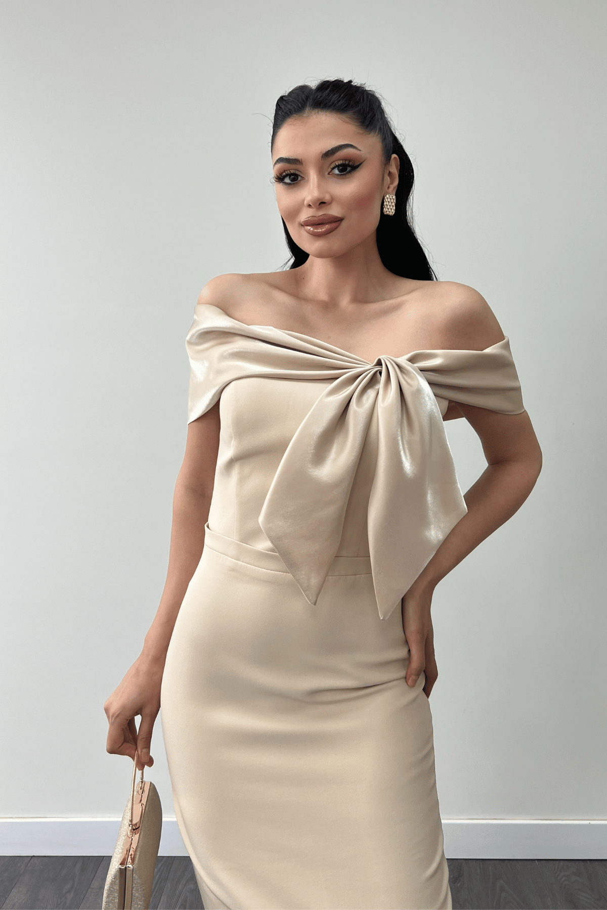 Atlas Kumaş Yakası Kurdale Detaylı Kalem Elbise - KREM