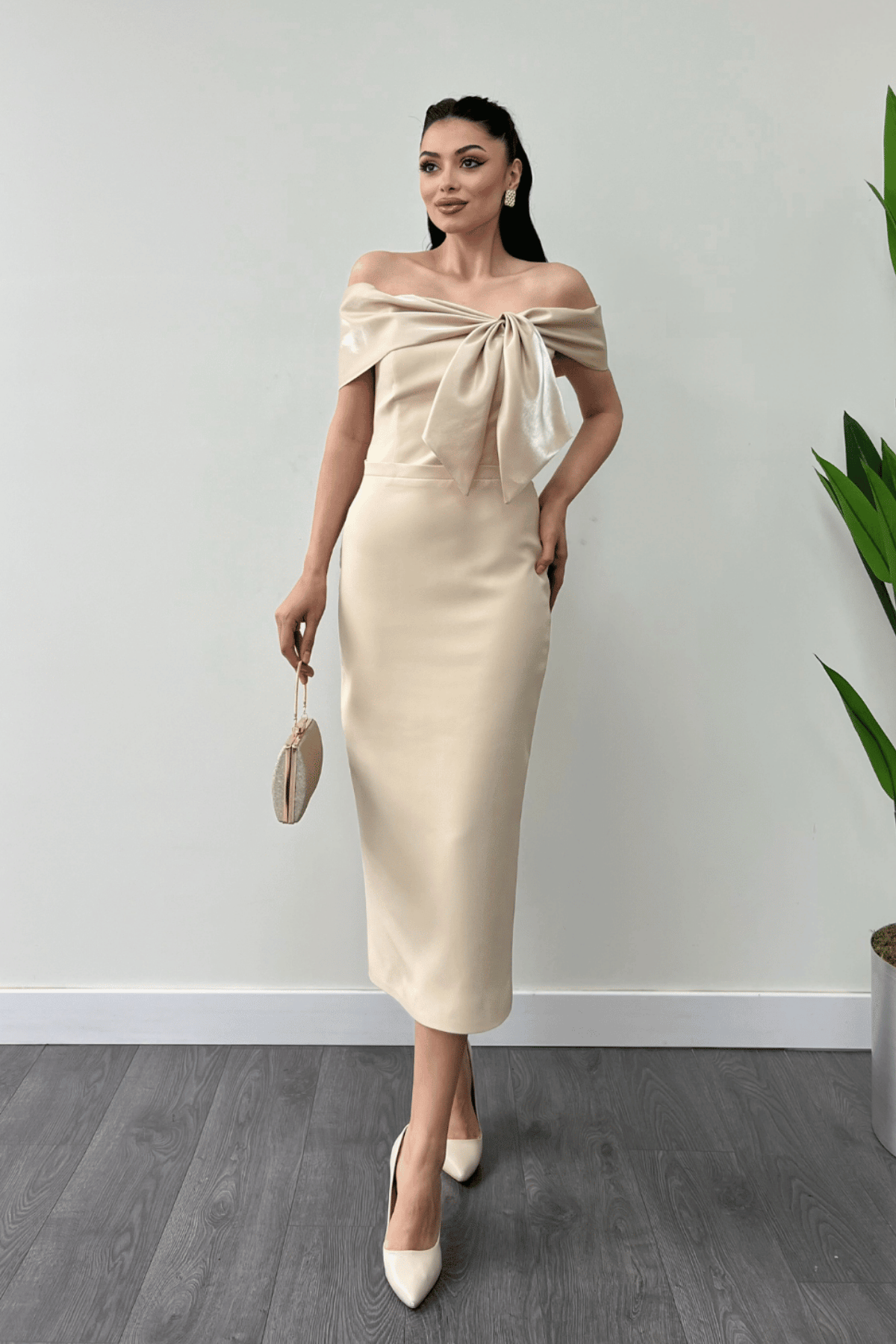 Atlas Kumaş Yakası Kurdale Detaylı Kalem Elbise - KREM